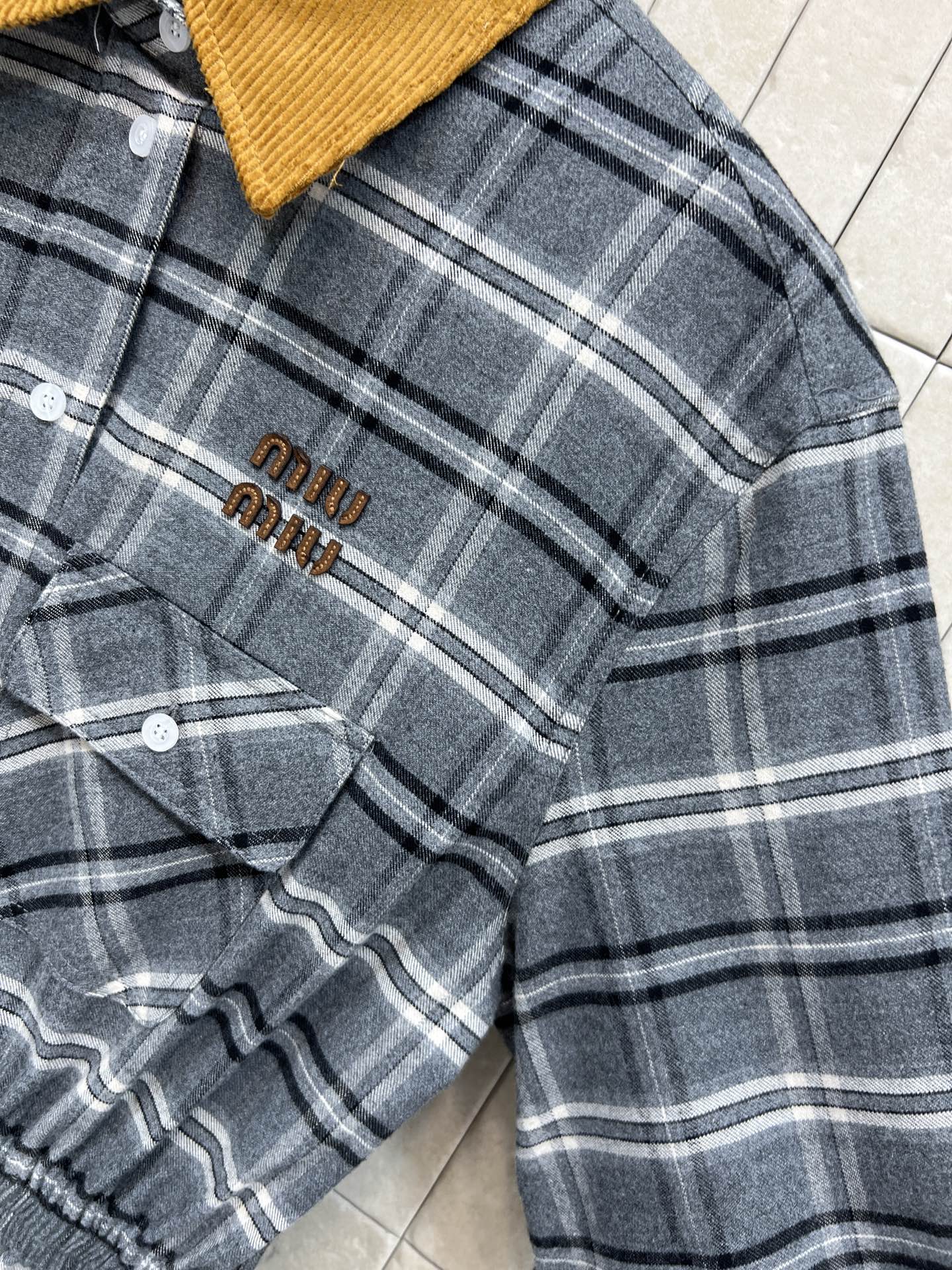 MIU家 25秋冬新款 灯芯绒翻领格纹连衣裙 灰色羊毛格纹连衣裙 搭配黄色灯芯绒翻领 复古学院风满满！胸