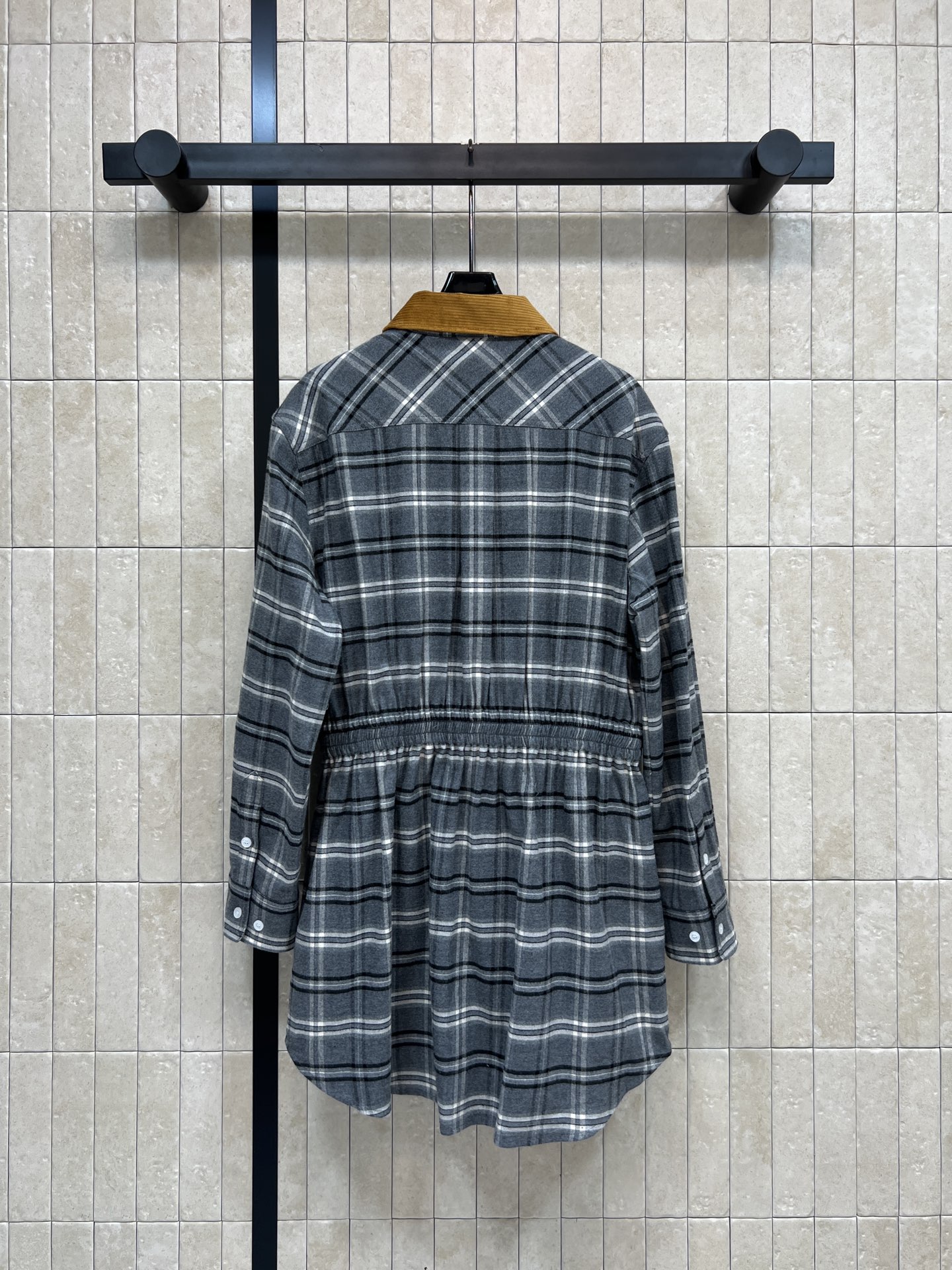 MIU家 25秋冬新款 灯芯绒翻领格纹连衣裙 灰色羊毛格纹连衣裙 搭配黄色灯芯绒翻领 复古学院风满满！胸