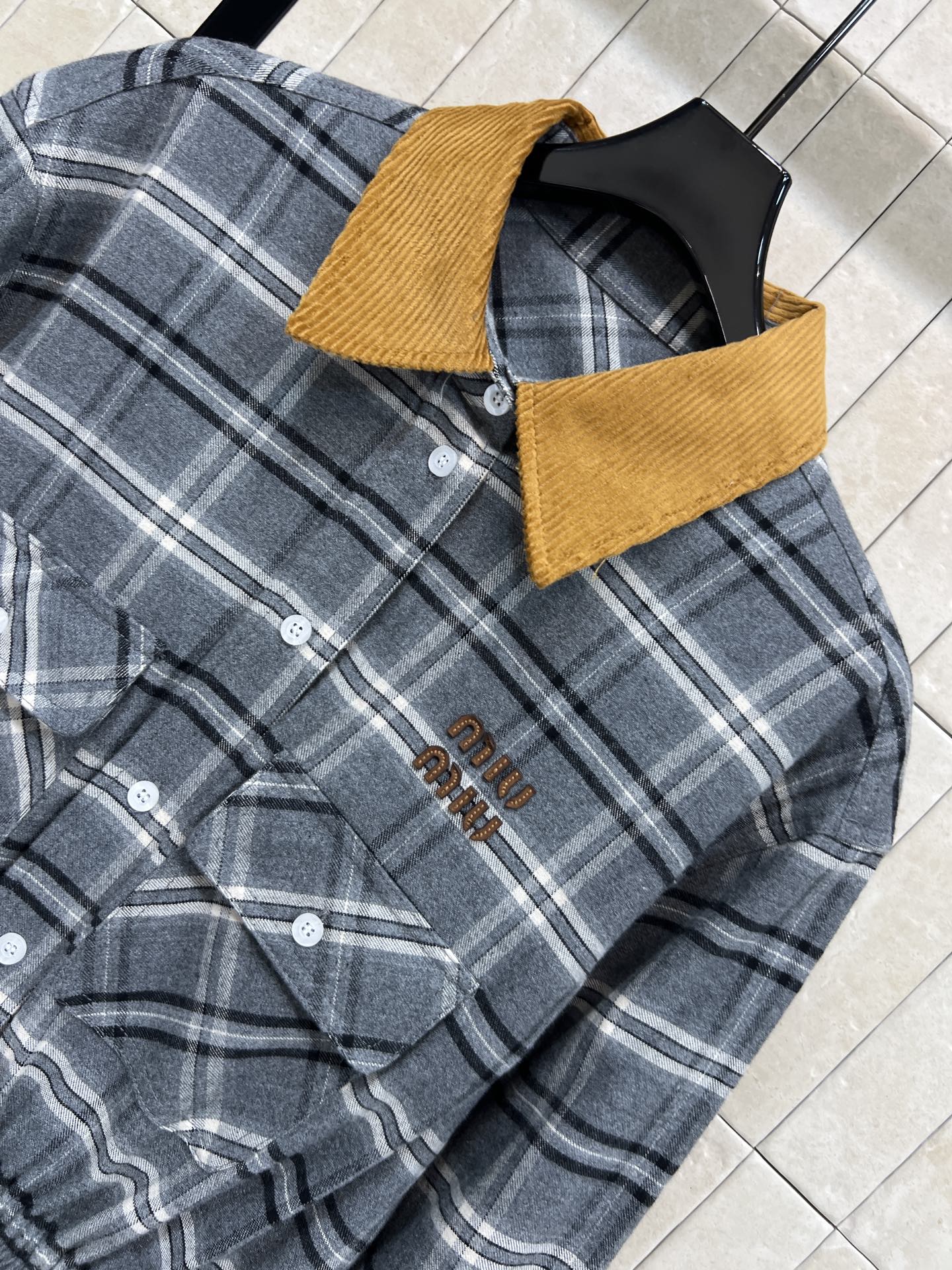 MIU家 25秋冬新款 灯芯绒翻领格纹连衣裙 灰色羊毛格纹连衣裙 搭配黄色灯芯绒翻领 复古学院风满满！胸