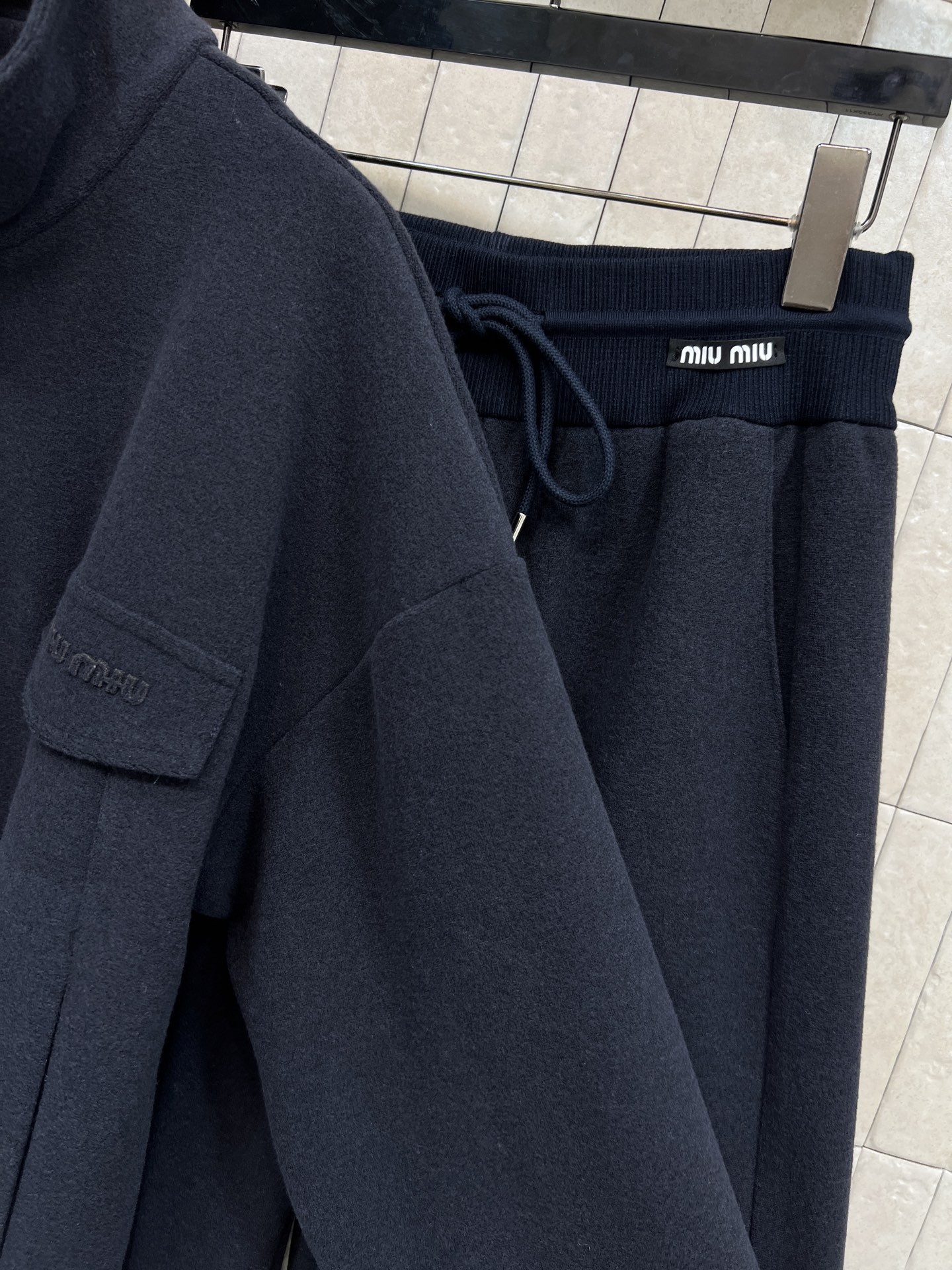 MIU家 25秋冬新款 毛呢运动套装 立领拉链外套 +高腰直筒裤 休闲运动风套装 毫不费力的穿出时尚慵懒