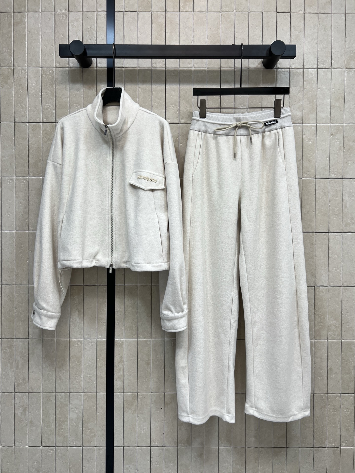 MIU家 25秋冬新款 毛呢运动套装 立领拉链外套 +高腰直筒裤 休闲运动风套装 毫不费力的穿出时尚慵懒