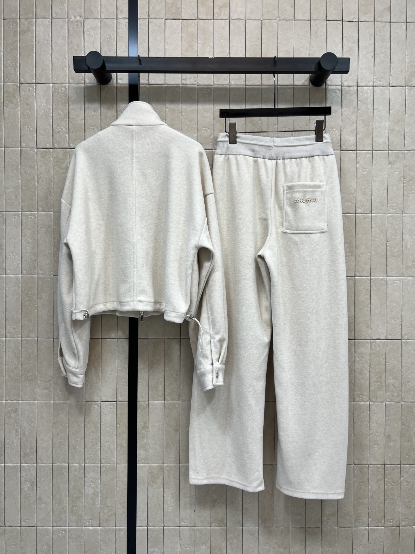 MIU家 25秋冬新款 毛呢运动套装 立领拉链外套 +高腰直筒裤 休闲运动风套装 毫不费力的穿出时尚慵懒