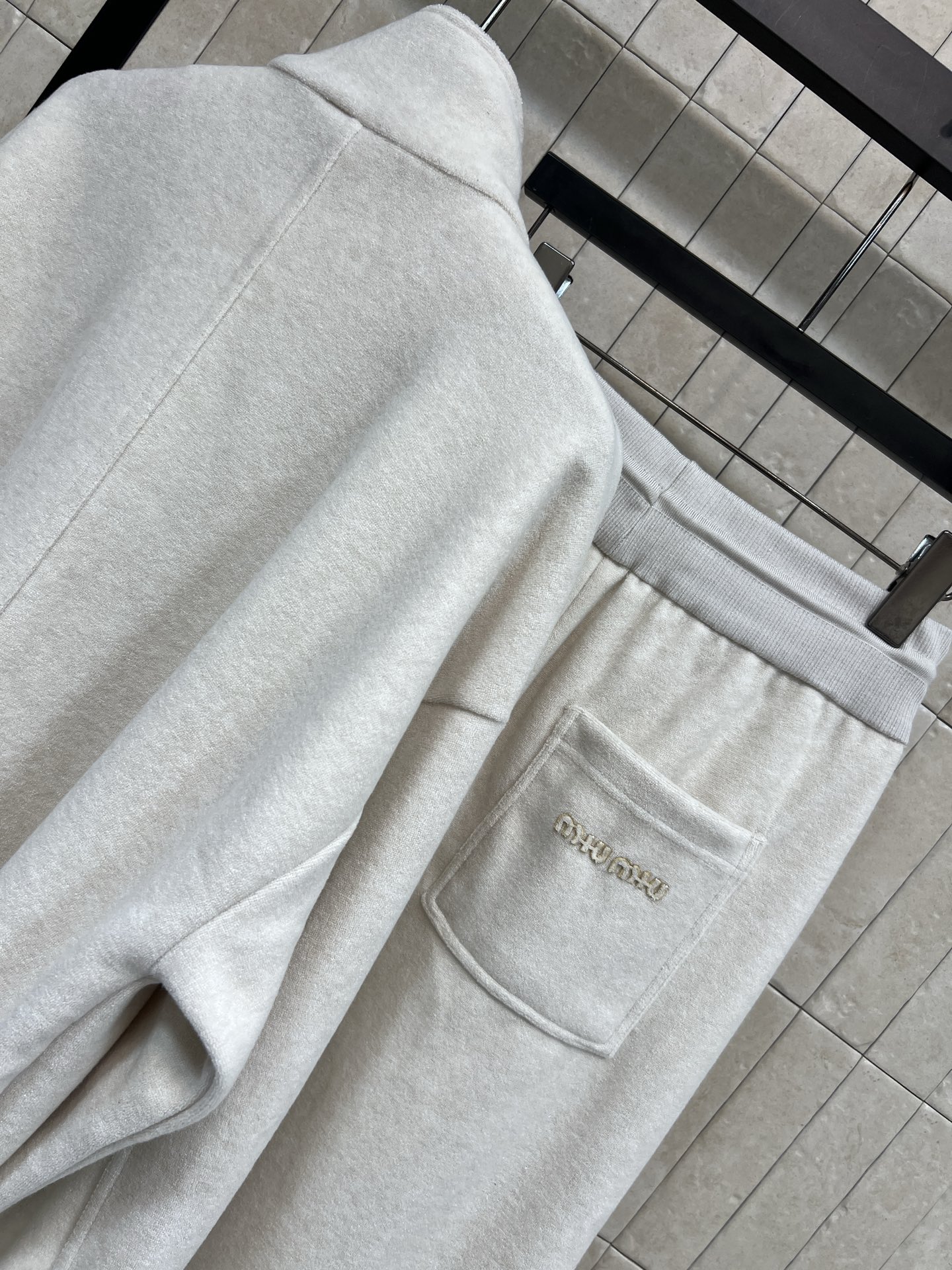 MIU家 25秋冬新款 毛呢运动套装 立领拉链外套 +高腰直筒裤 休闲运动风套装 毫不费力的穿出时尚慵懒