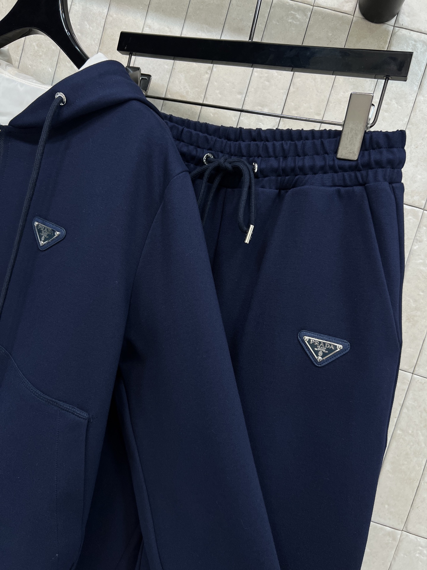 PD家 25秋冬新款 双面穿连帽外套+高腰束脚裤 运动套装 简约设计+三角徽标，低调又高级 连帽卫衣版型