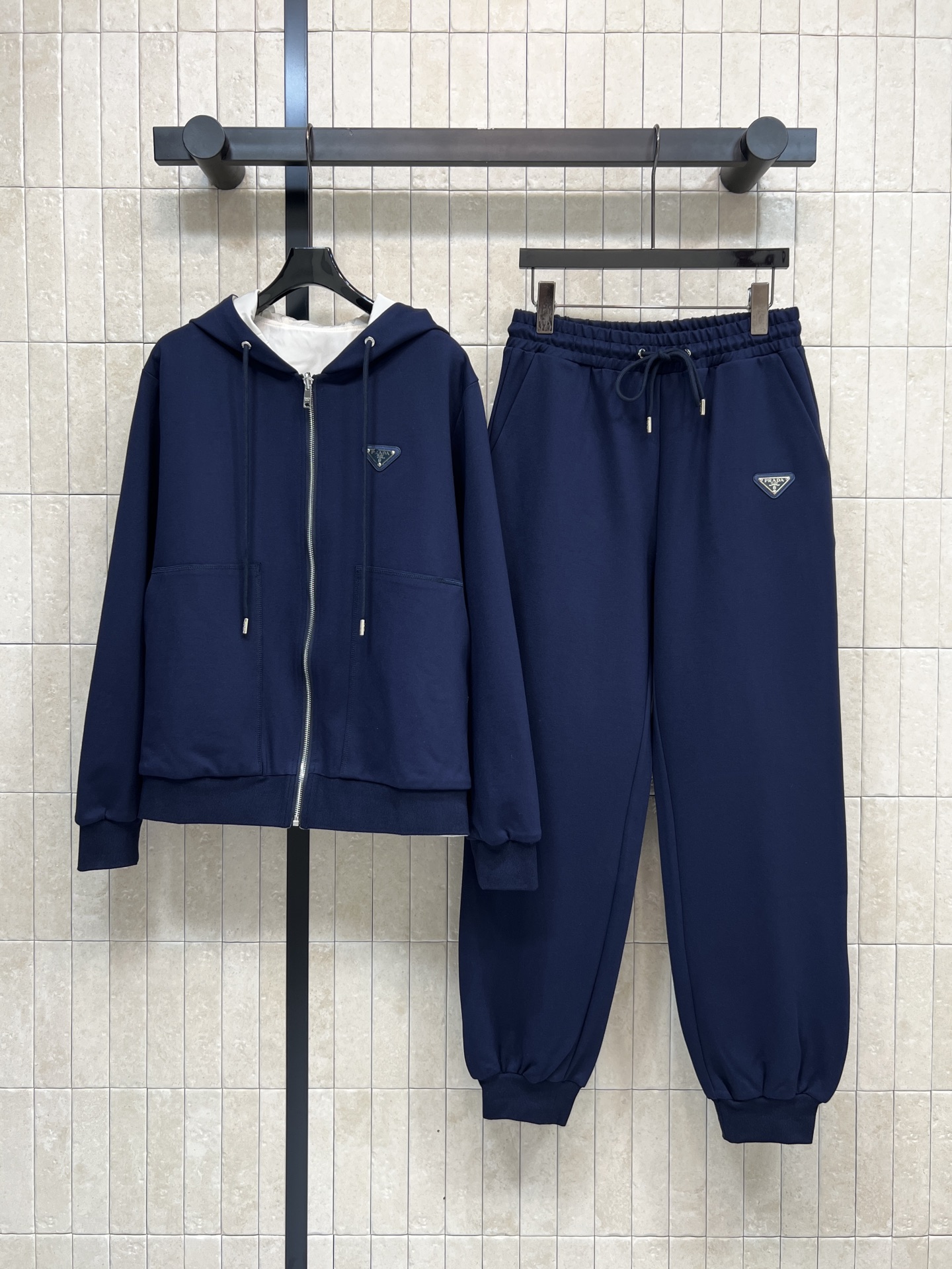 NO:589809,PD Home 25 new autumn and winter style Reversible hooded jacket + high-waisted leggings Sports suit Simple design + triangle logo, low-key and high-end Hooded sweatshirt version A set of casual sports-style suits that can be worn on the upper body Effortlessly fashionable and lazy A lazy artifact that you can go out with just a pair of sneakers Great for shopping and home sports Simple but not simple Lazy and high-end Versatile and unattractive style Makes your legs look slimmer and longer  Two colors and three codes Size/S-M-L,,dior,sneakers,hoodie,sweatshirts,jackets & coats,hats,alexander wang19860909PD家 25秋冬新款 双面穿连帽外套+高腰束脚裤 运动套装 简约设计+三角徽标,低调又高级 连帽卫衣版型 一套上身可盐可酷休闲运动风套装 毫不费力的穿出时尚慵懒感 随便搭配一双运动鞋就可以出门的懒人神器 逛街居家运动都很不错 简约却不简单慵懒又高级 百搭不挑人的款 显瘦显腿长 两色三码Size/S-M-L,,dior,sneakers,hoodie,sweatshirts,jackets & coats,hats,alexander wang,Women's clothing