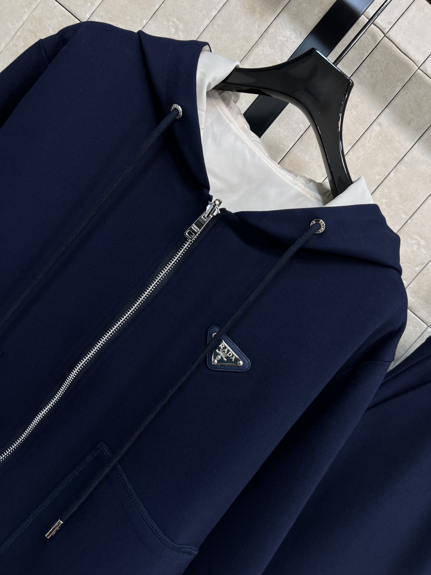 PD家 25秋冬新款 双面穿连帽外套+高腰束脚裤 运动套装 简约设计+三角徽标，低调又高级 连帽卫衣版型