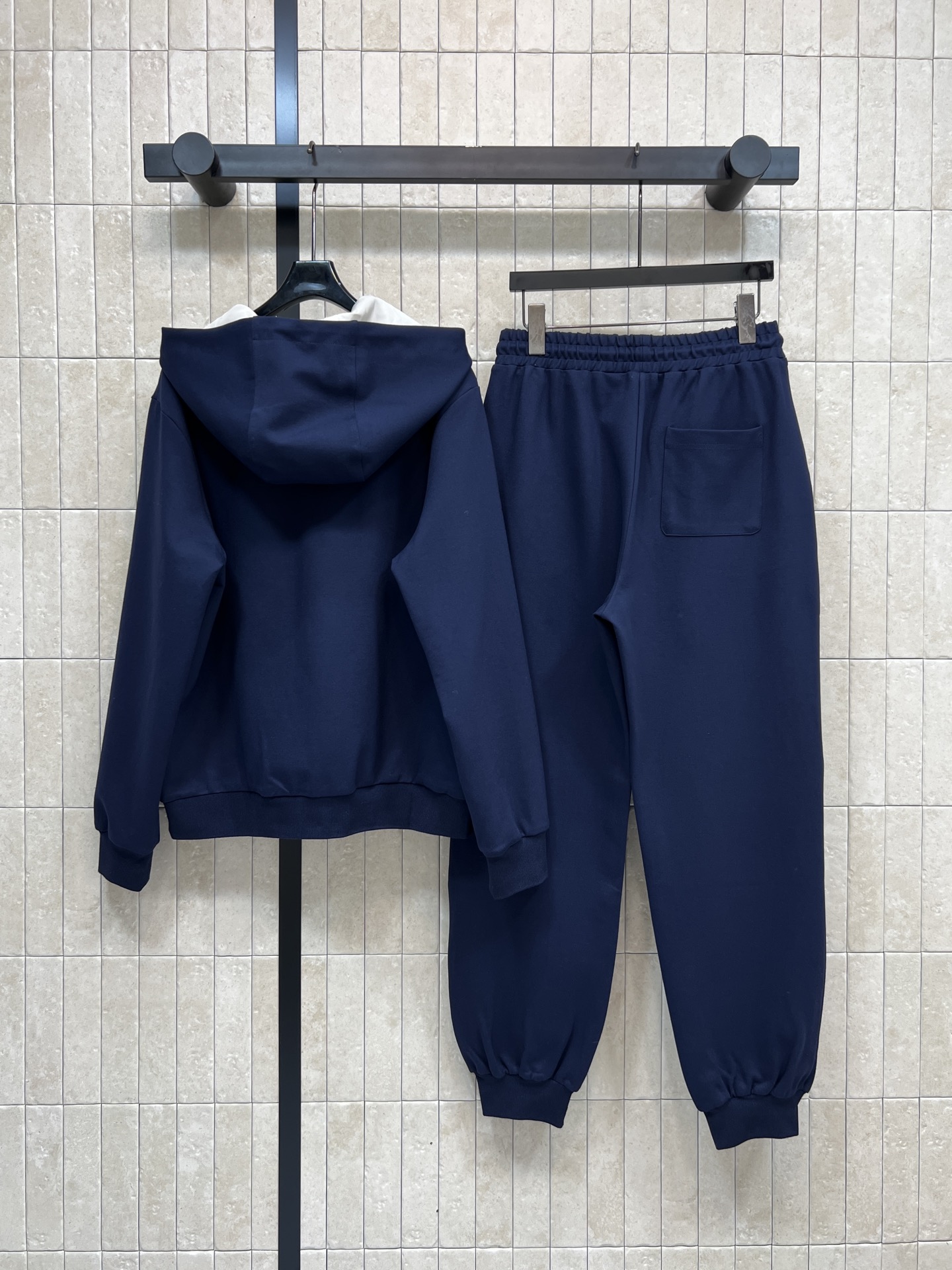 PD家 25秋冬新款 双面穿连帽外套+高腰束脚裤 运动套装 简约设计+三角徽标，低调又高级 连帽卫衣版型