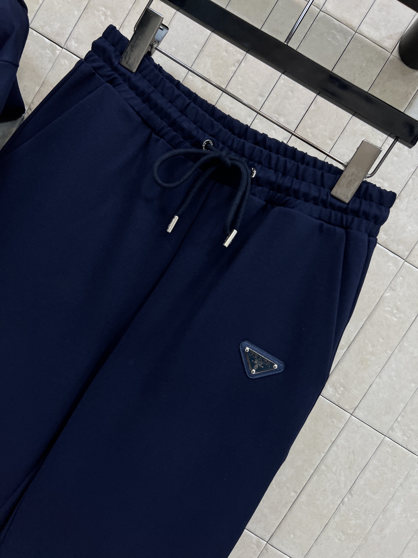 PD家 25秋冬新款 双面穿连帽外套+高腰束脚裤 运动套装 简约设计+三角徽标，低调又高级 连帽卫衣版型