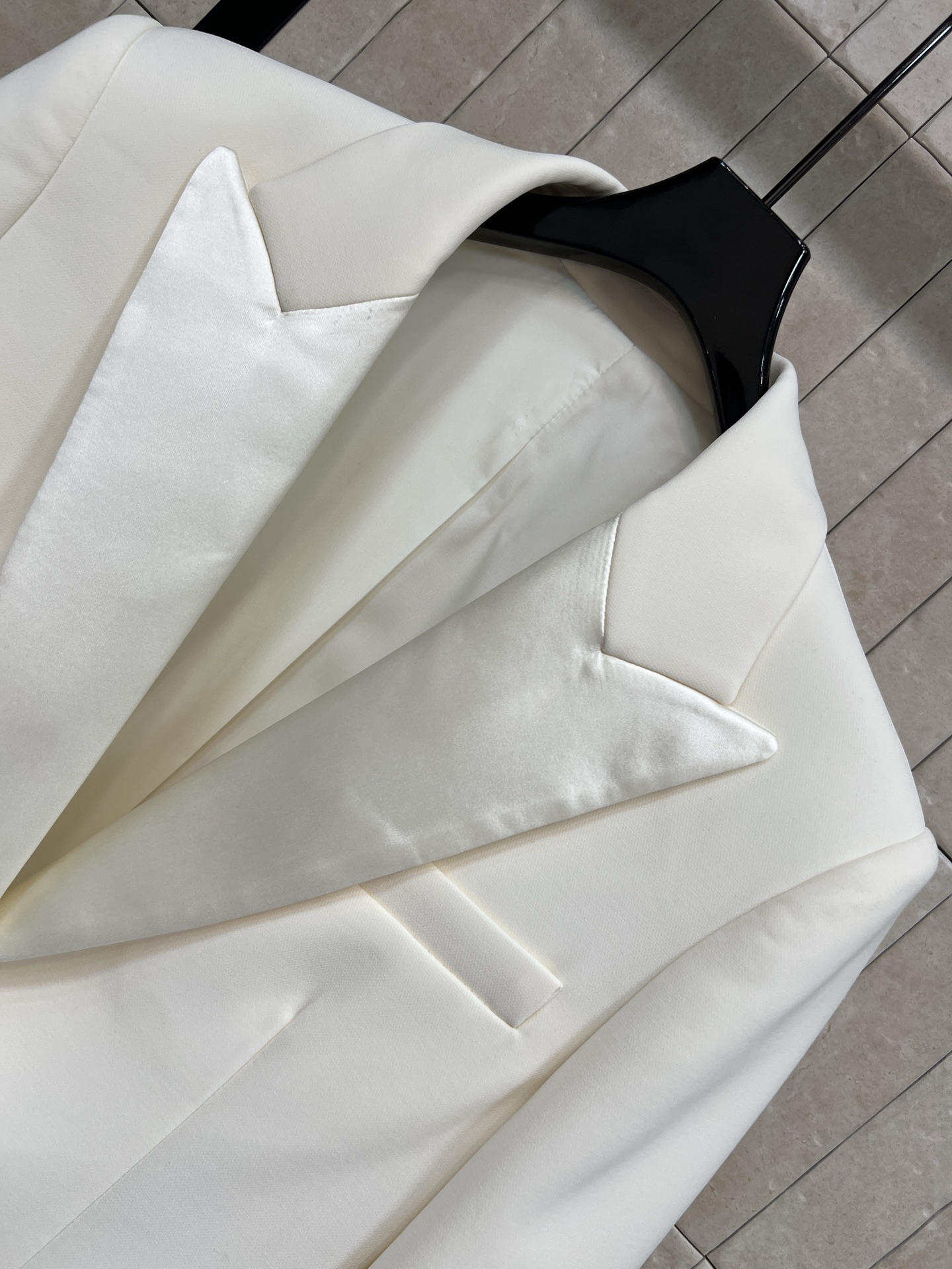 D家 26春夏新款 翻领燕尾服西装外套 这款奶油白色西装外套 上身精致有型 立体时髦 散发出永恒的优雅气