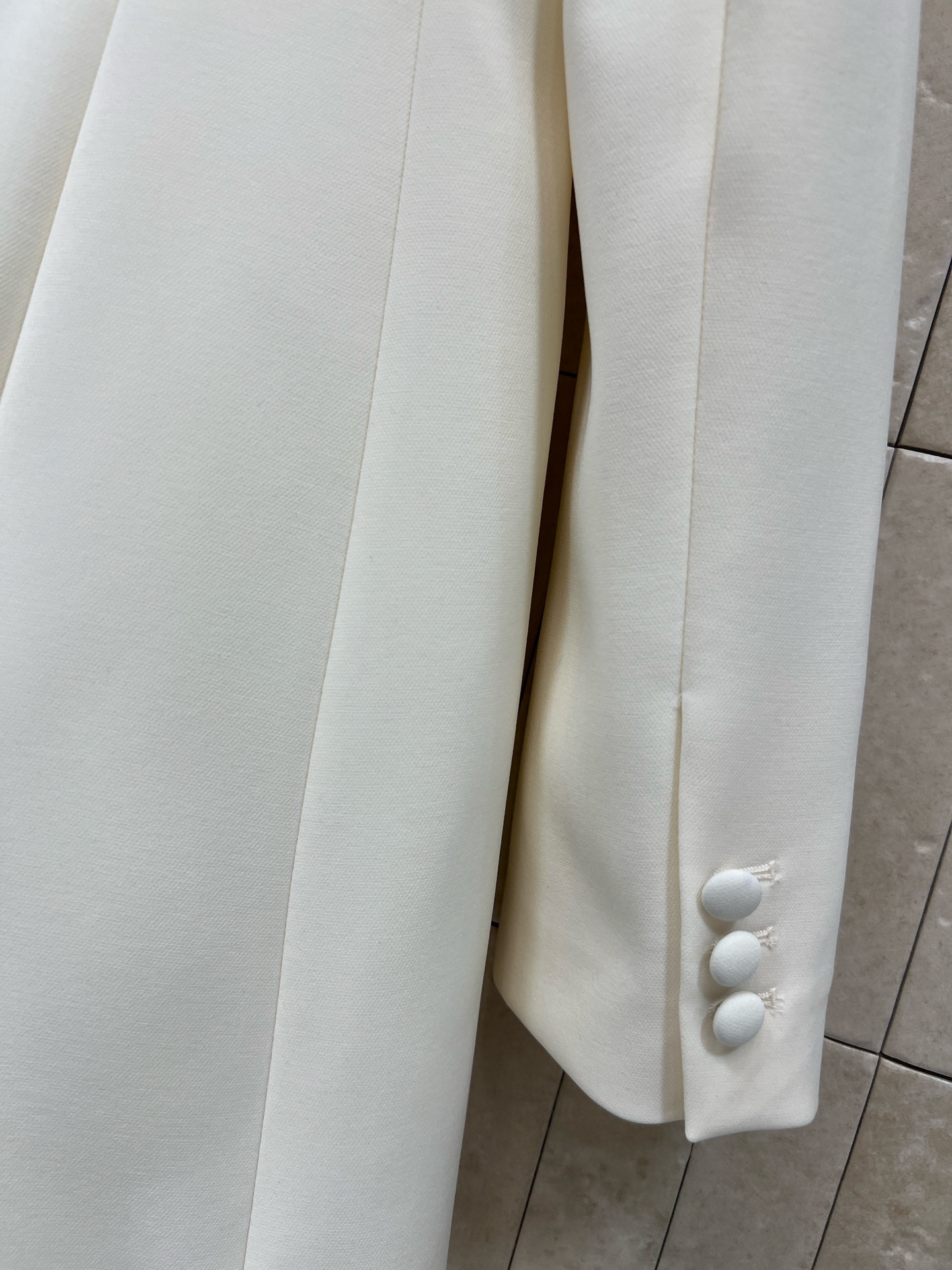 D家 26春夏新款 翻领燕尾服西装外套 这款奶油白色西装外套 上身精致有型 立体时髦 散发出永恒的优雅气