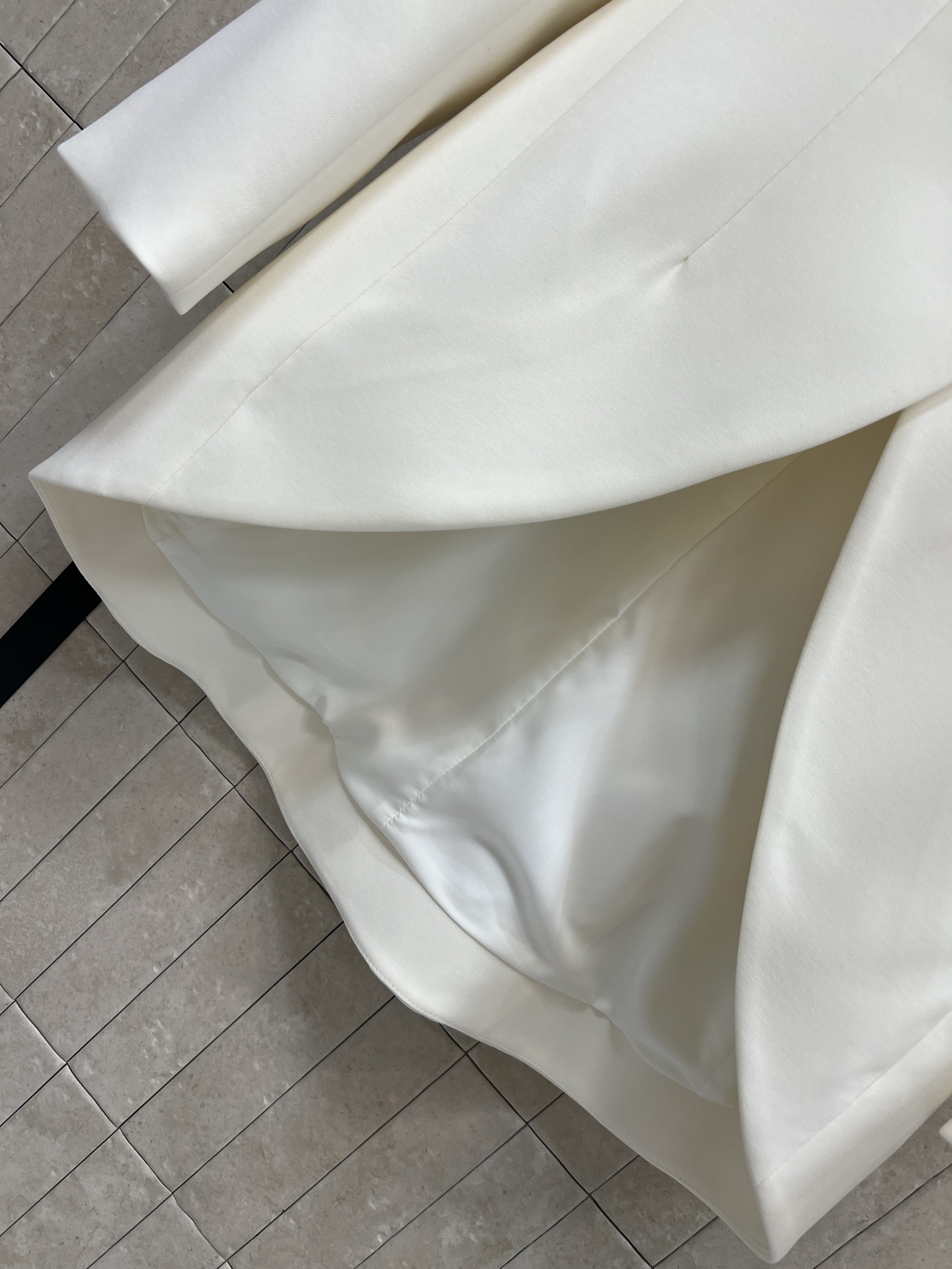 D家 26春夏新款 翻领燕尾服西装外套 这款奶油白色西装外套 上身精致有型 立体时髦 散发出永恒的优雅气