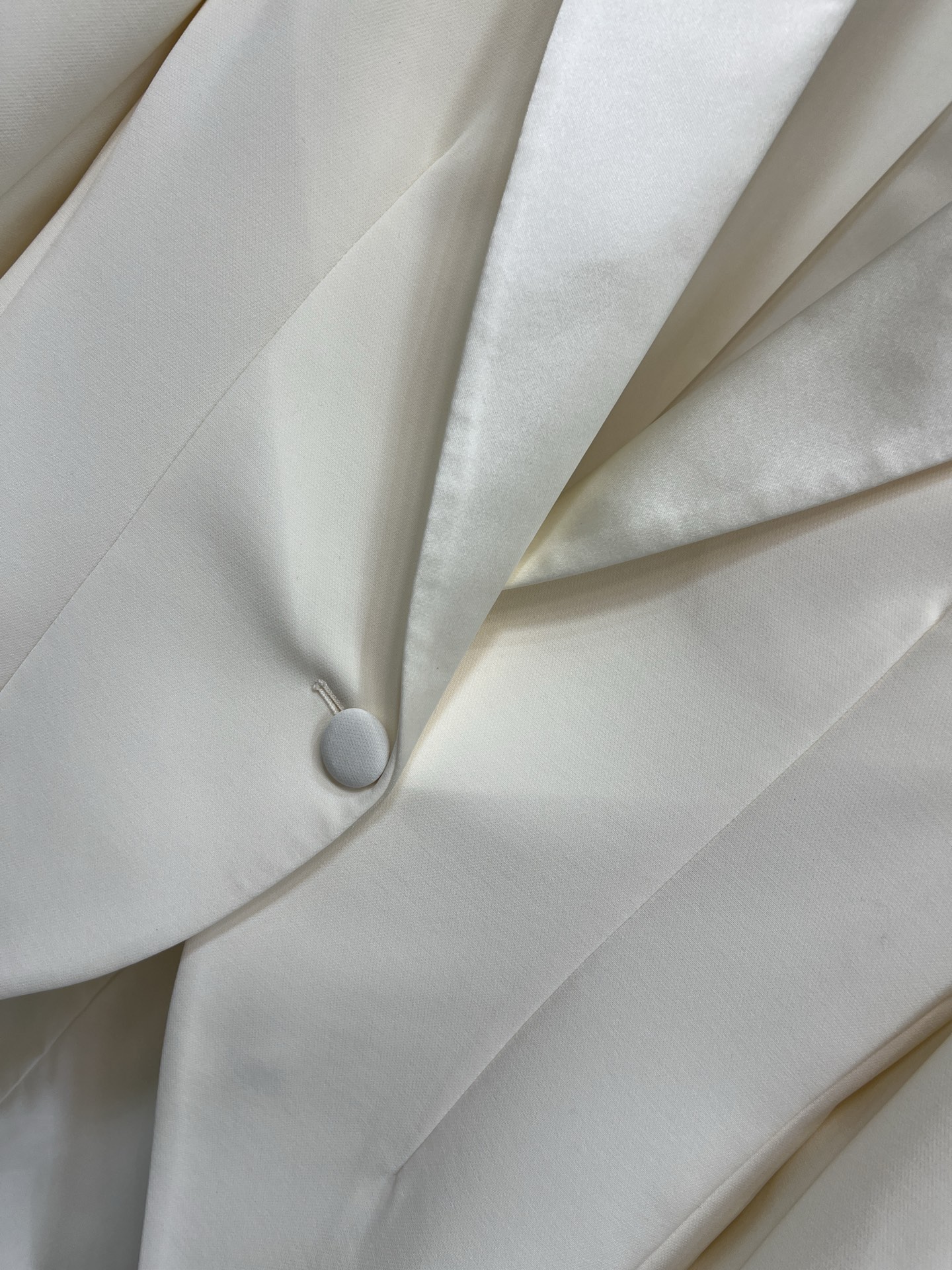 D家 26春夏新款 翻领燕尾服西装外套 这款奶油白色西装外套 上身精致有型 立体时髦 散发出永恒的优雅气