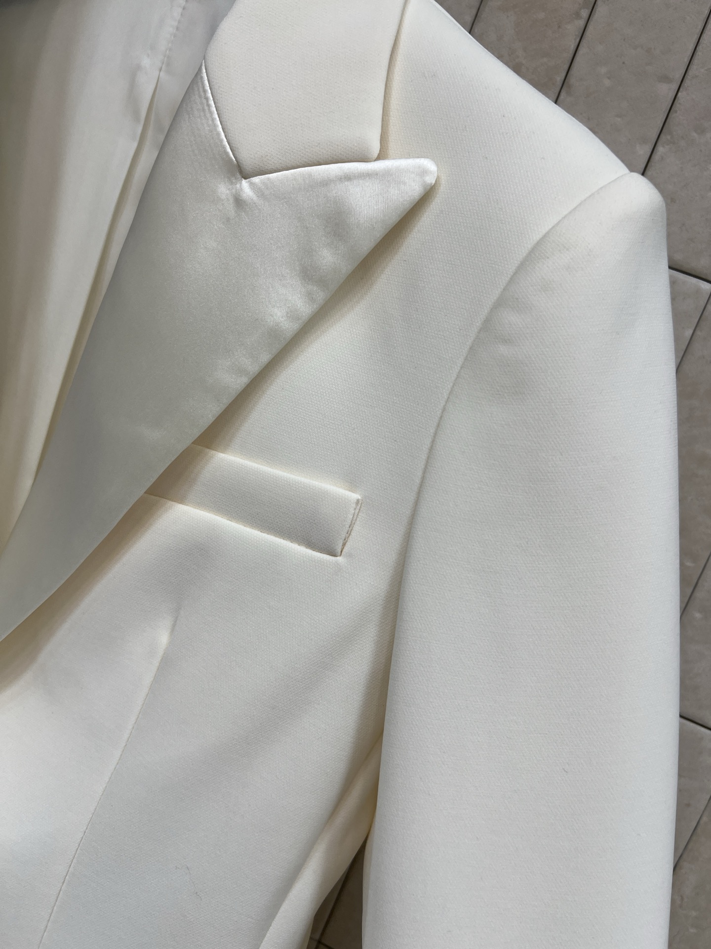 D家 26春夏新款 翻领燕尾服西装外套 这款奶油白色西装外套 上身精致有型 立体时髦 散发出永恒的优雅气