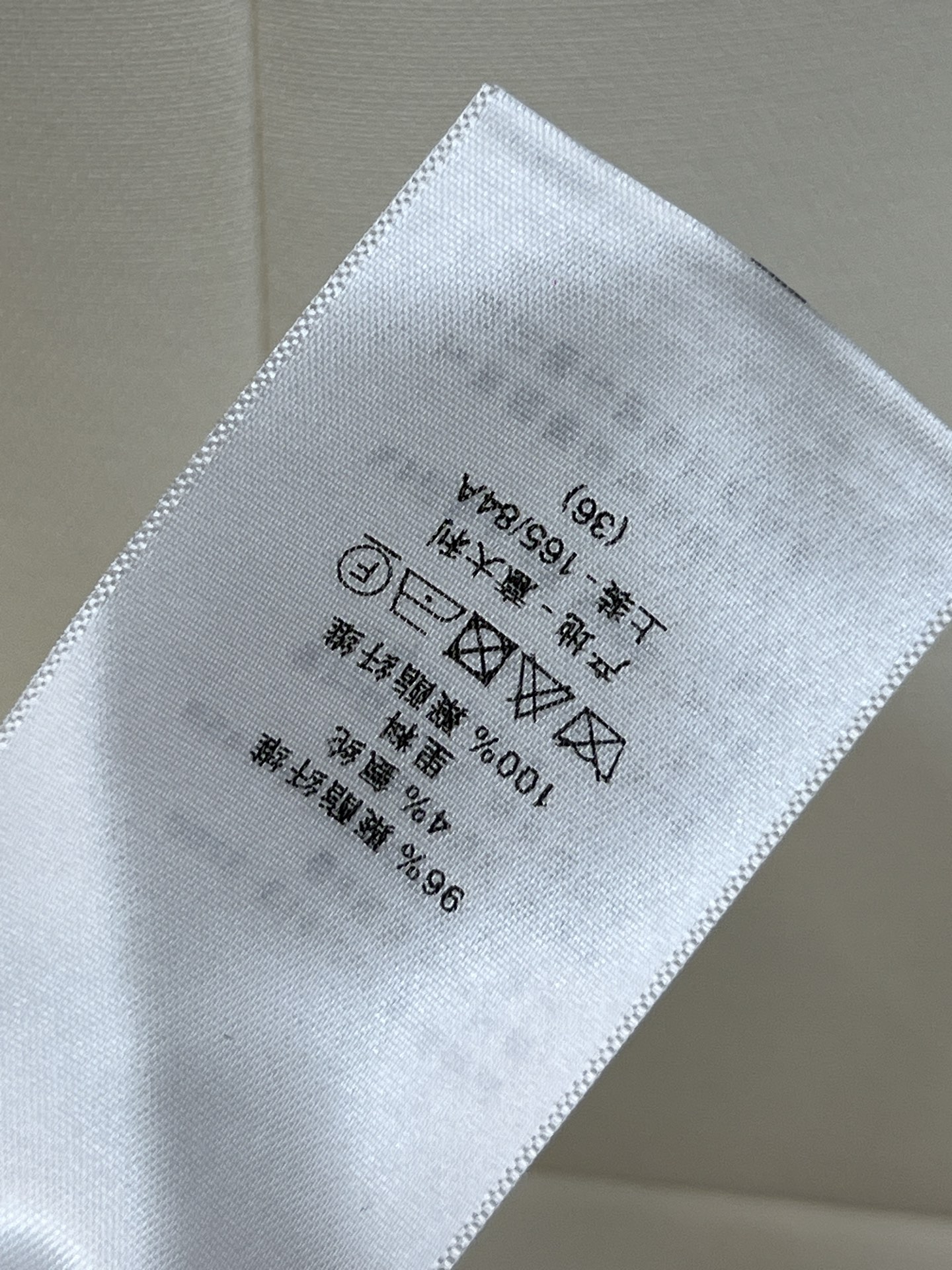 D家 26春夏新款 翻领燕尾服西装外套 这款奶油白色西装外套 上身精致有型 立体时髦 散发出永恒的优雅气