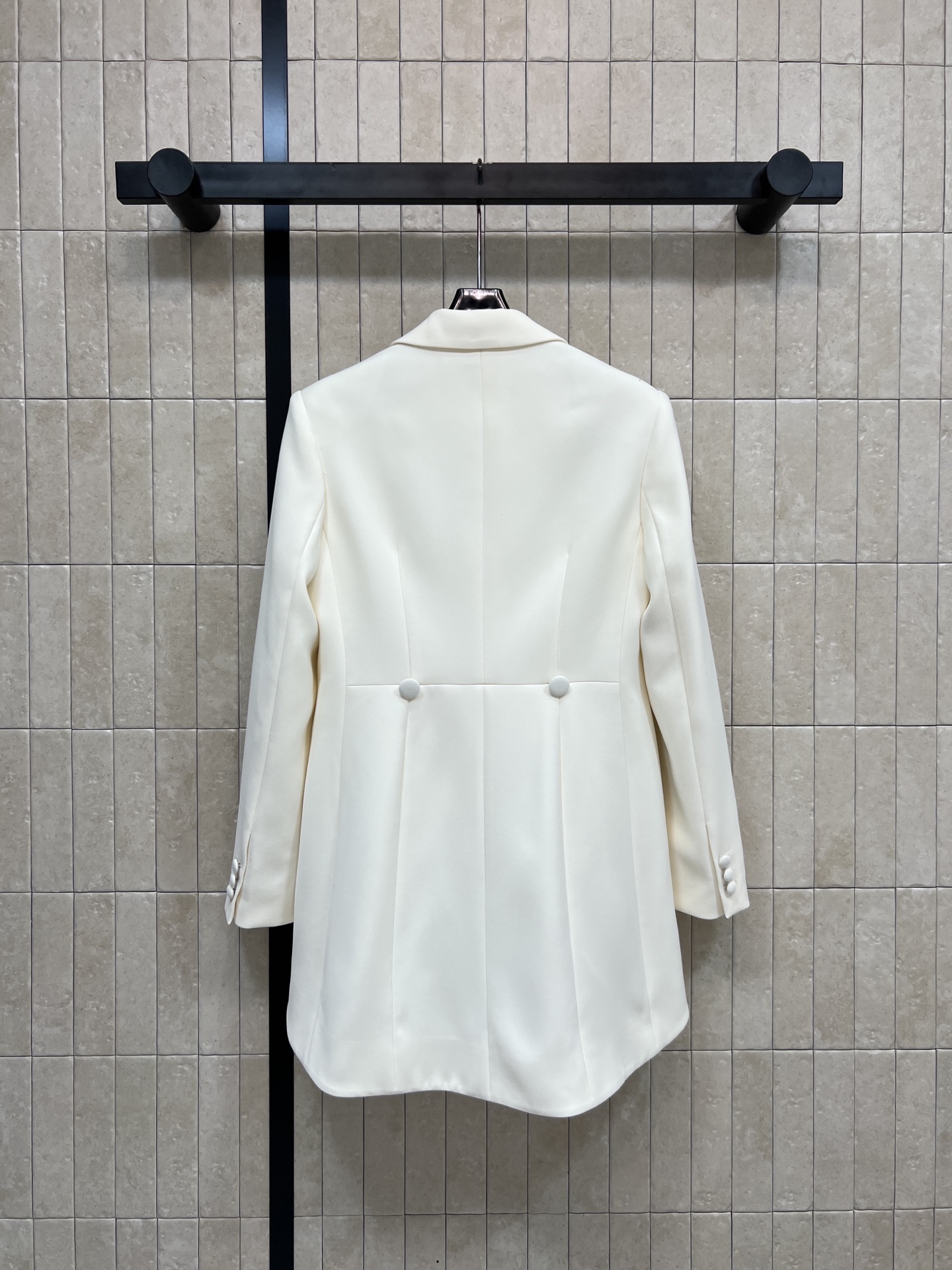 D家 26春夏新款 翻领燕尾服西装外套 这款奶油白色西装外套 上身精致有型 立体时髦 散发出永恒的优雅气