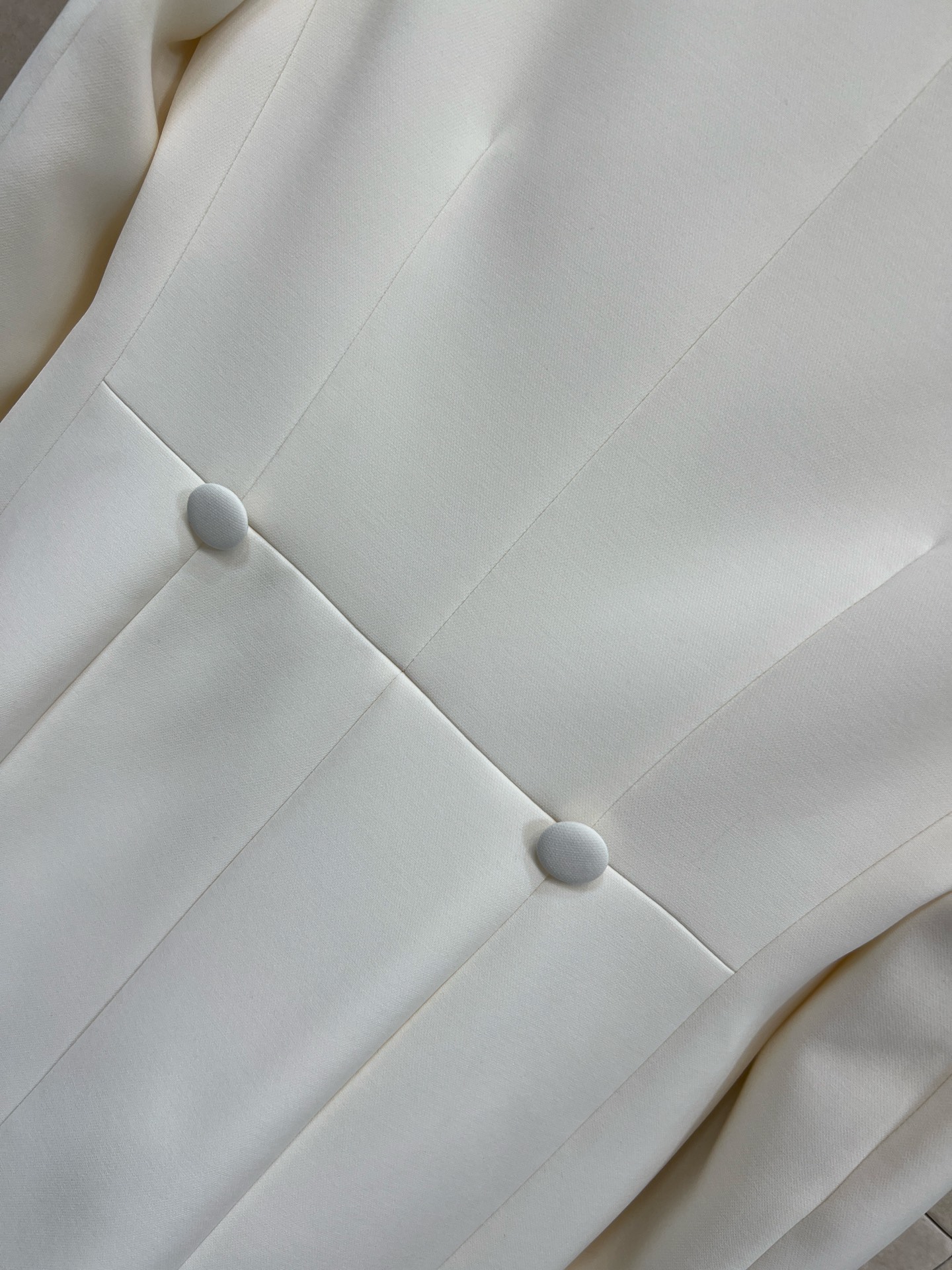 D家 26春夏新款 翻领燕尾服西装外套 这款奶油白色西装外套 上身精致有型 立体时髦 散发出永恒的优雅气