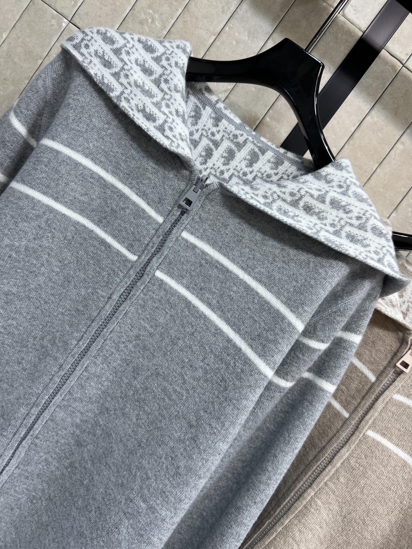 D家 25秋冬新款 双面穿羊绒连帽针织外套 经典字母图案老花+低饱和灰调 低调又高级！羊绒材质柔软保暖 