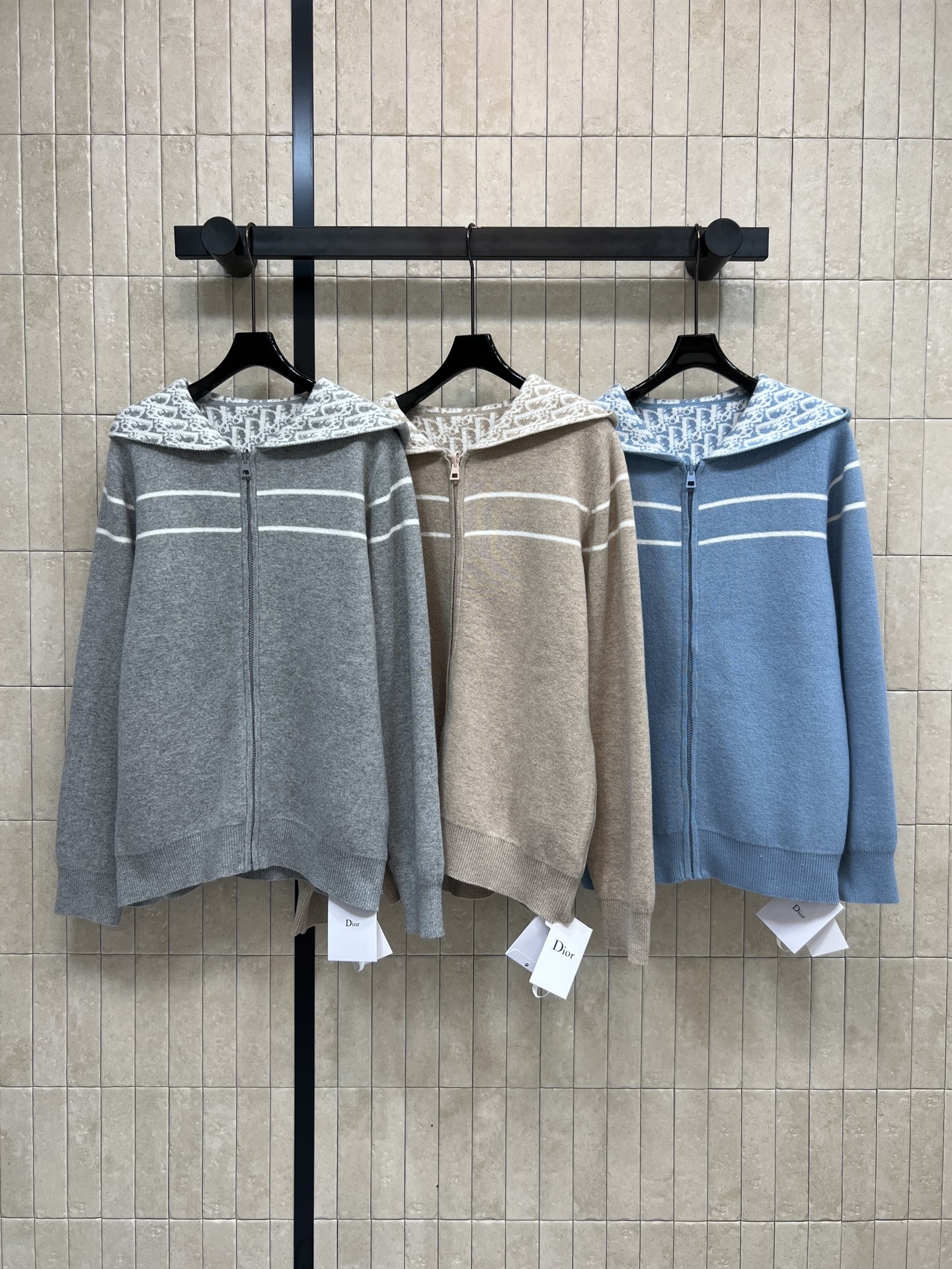 NO:589848,D's 25 new autumn and winter style double-sided cashmere hooded knitted jacket, classic letter pattern presbyopia + low saturated gray tone, low-key and high-end!  The cashmere material is soft and warm. It is super comfortable to wear in autumn and winter. Double-sided design. It can be worn front and back. It is OK for commuting and leisure. The hood + zipper is super practical. It is simple and versatile. It looks good no matter how you match it. Three colors and three sizes SML, dior, jackets & coats, hats, alexander wang19860909D家 25秋冬新款 双面穿羊绒连帽针织外套 经典字母图案老花+低饱和灰调 低调又高级！羊绒材质柔软保暖 秋冬穿超舒服漆 双面设计 正反都能穿 通勤休闲都OK,连帽+拉链超实用 简约百搭 怎么搭都好看~三色三码SML,,dior,jackets & coats,hats,alexander wang,Women's clothing