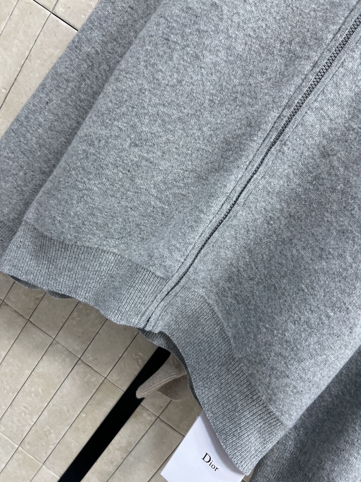 D家 25秋冬新款 双面穿羊绒连帽针织外套 经典字母图案老花+低饱和灰调 低调又高级！羊绒材质柔软保暖 