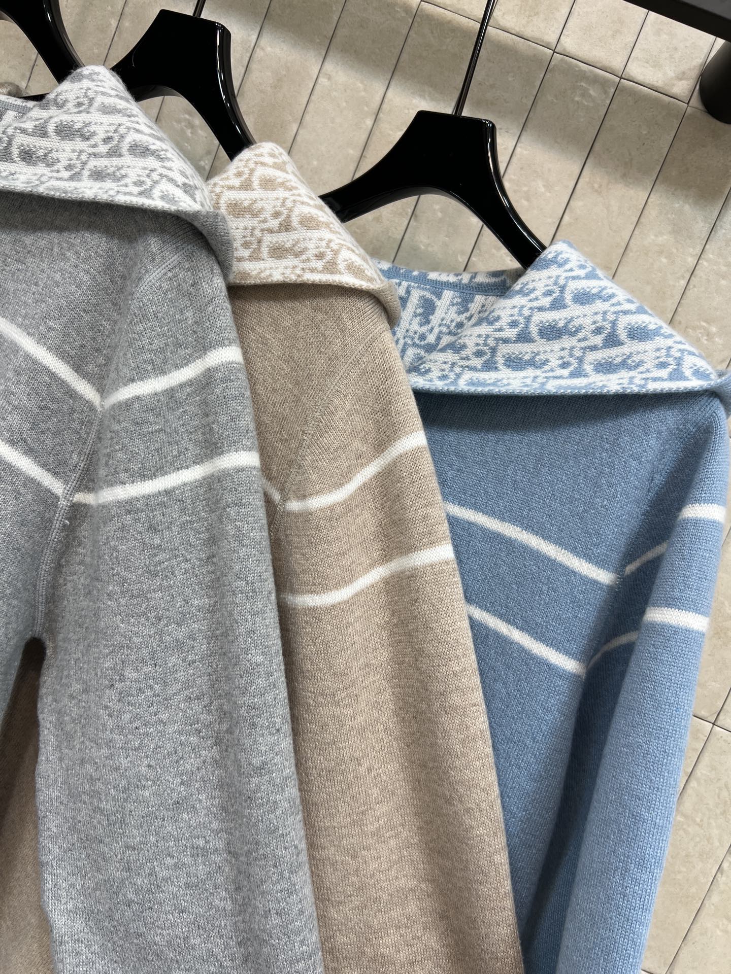 D家 25秋冬新款 双面穿羊绒连帽针织外套 经典字母图案老花+低饱和灰调 低调又高级！羊绒材质柔软保暖 