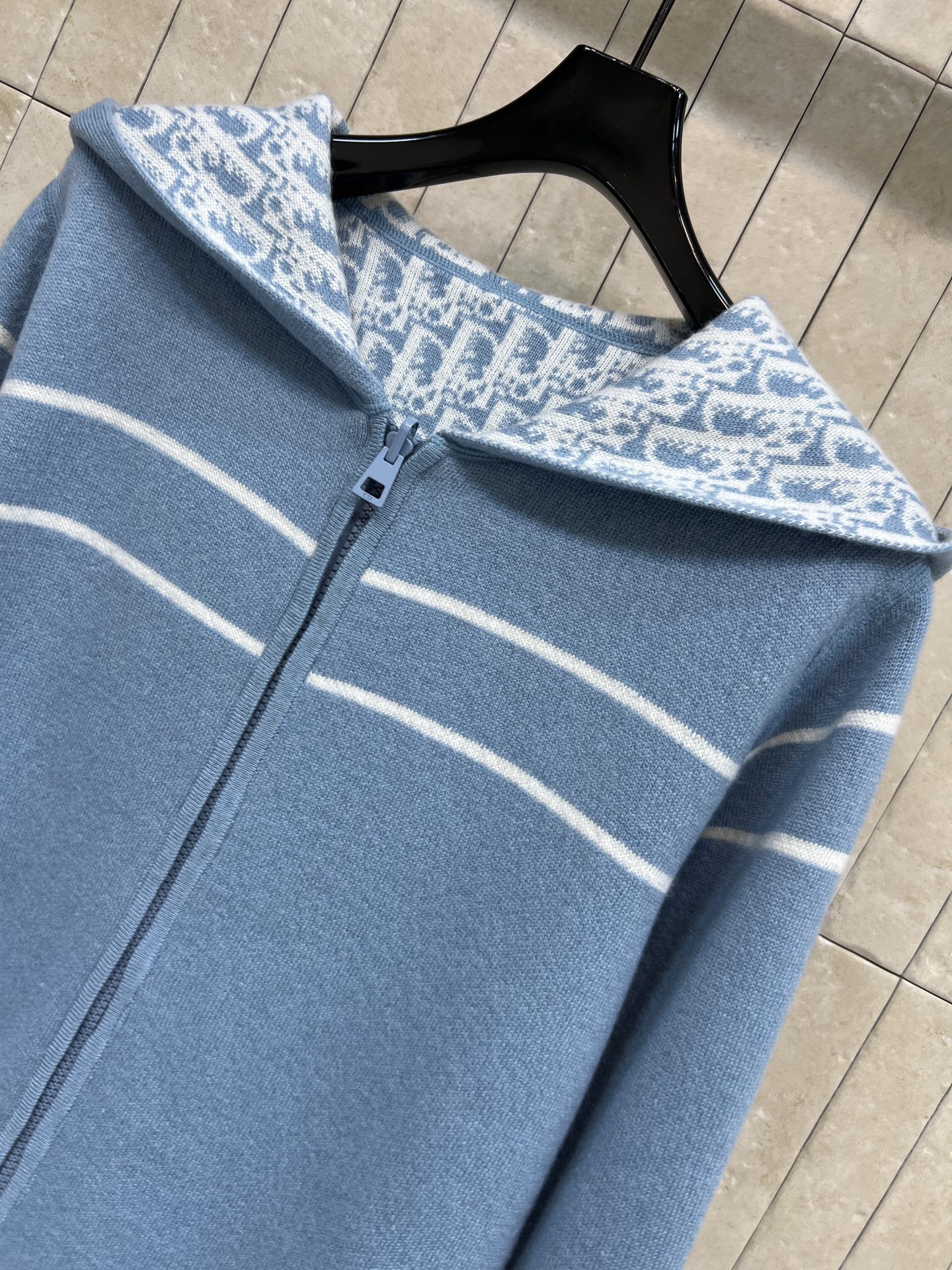 D家 25秋冬新款 双面穿羊绒连帽针织外套 经典字母图案老花+低饱和灰调 低调又高级！羊绒材质柔软保暖 