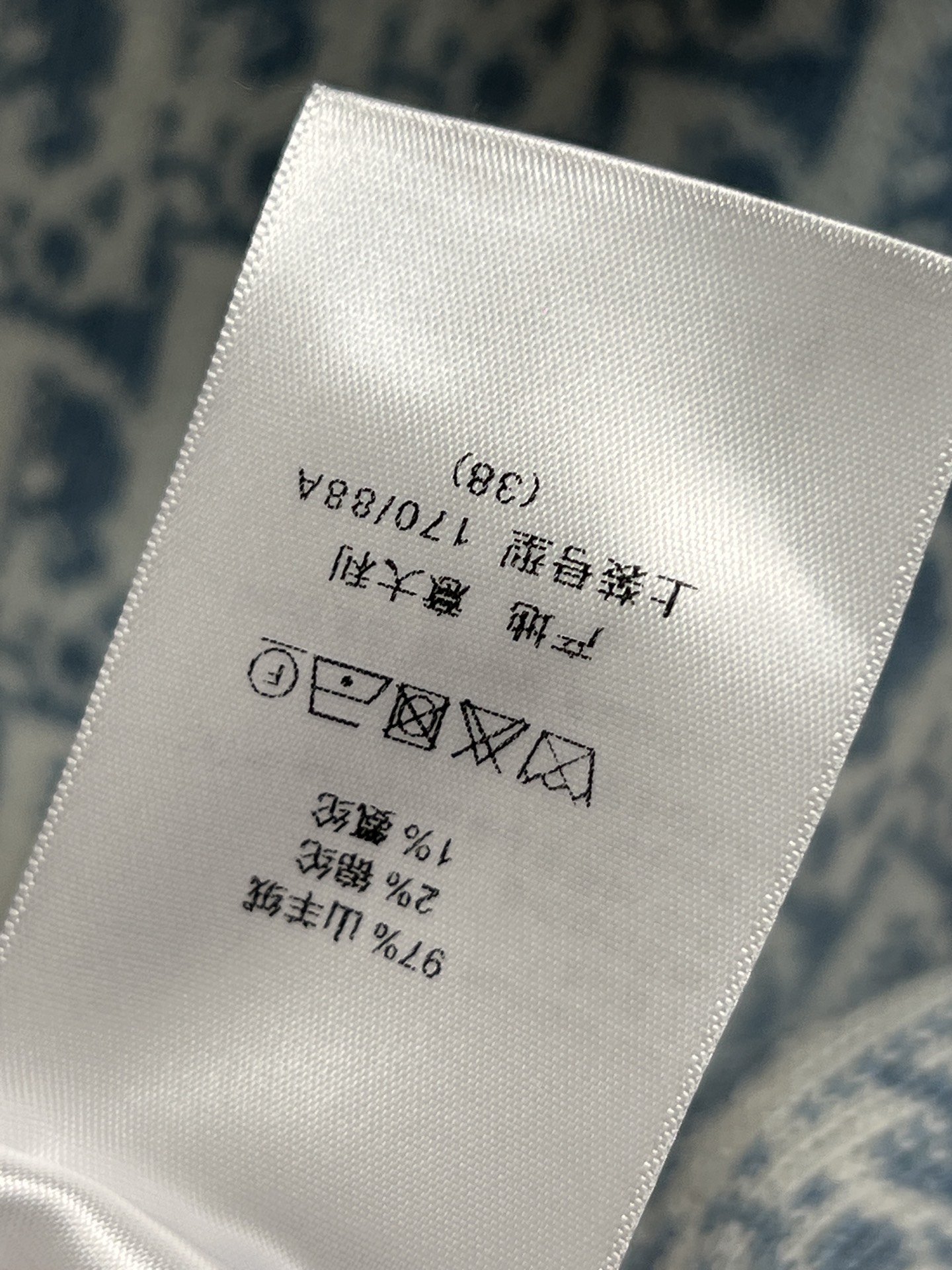 D家 25秋冬新款 双面穿羊绒连帽针织外套 经典字母图案老花+低饱和灰调 低调又高级！羊绒材质柔软保暖 