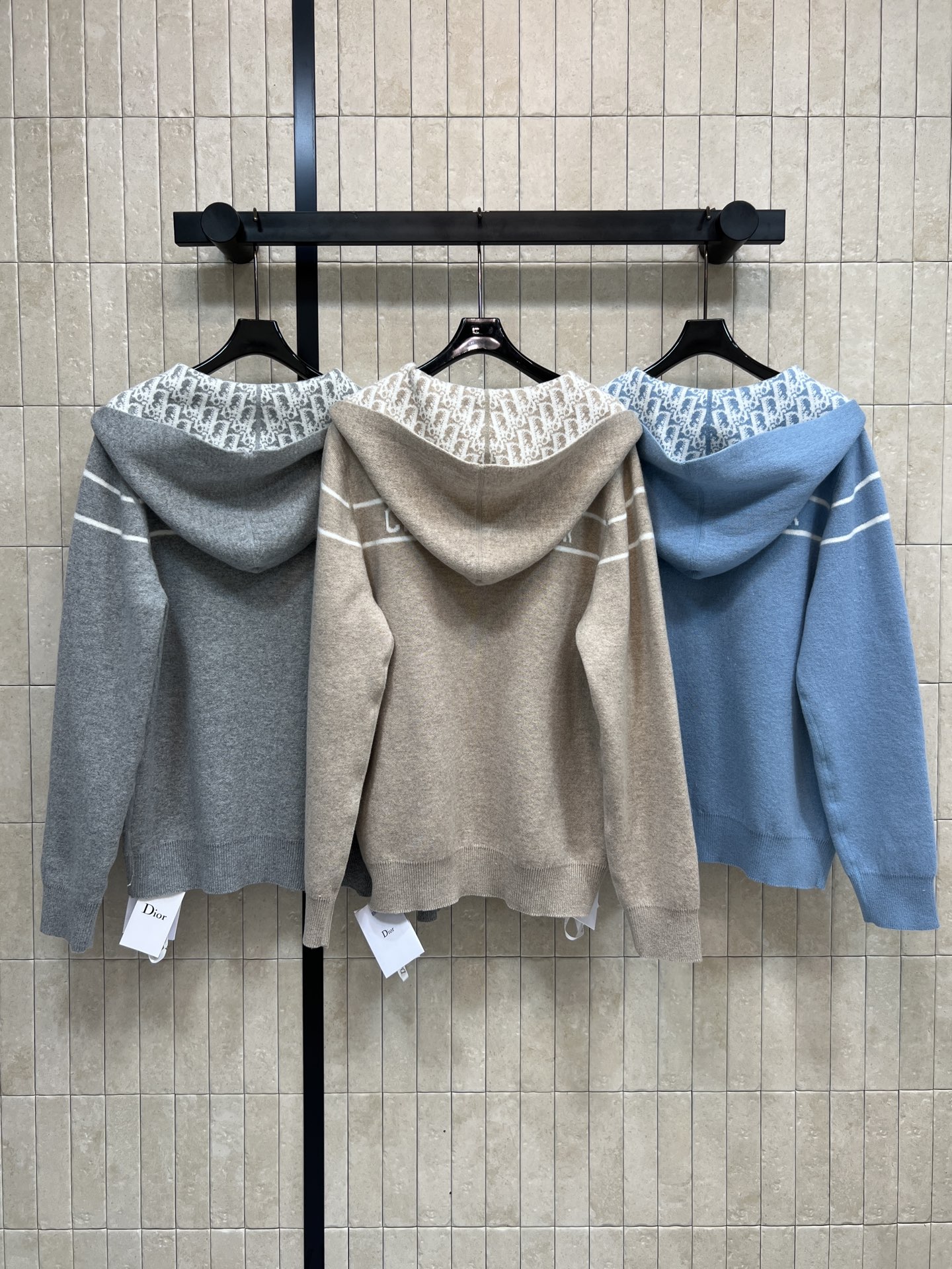 D家 25秋冬新款 双面穿羊绒连帽针织外套 经典字母图案老花+低饱和灰调 低调又高级！羊绒材质柔软保暖 