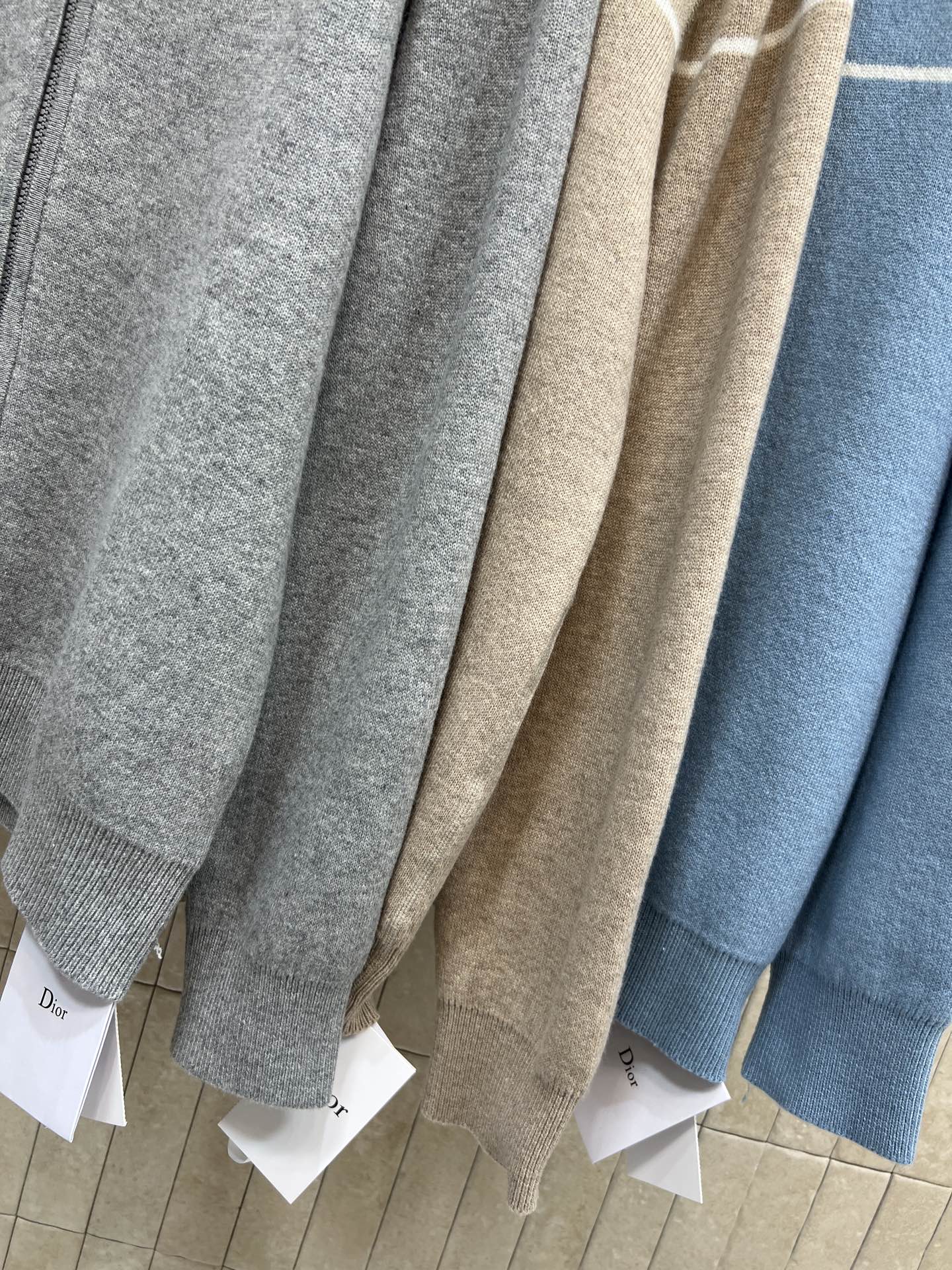 D家 25秋冬新款 双面穿羊绒连帽针织外套 经典字母图案老花+低饱和灰调 低调又高级！羊绒材质柔软保暖 