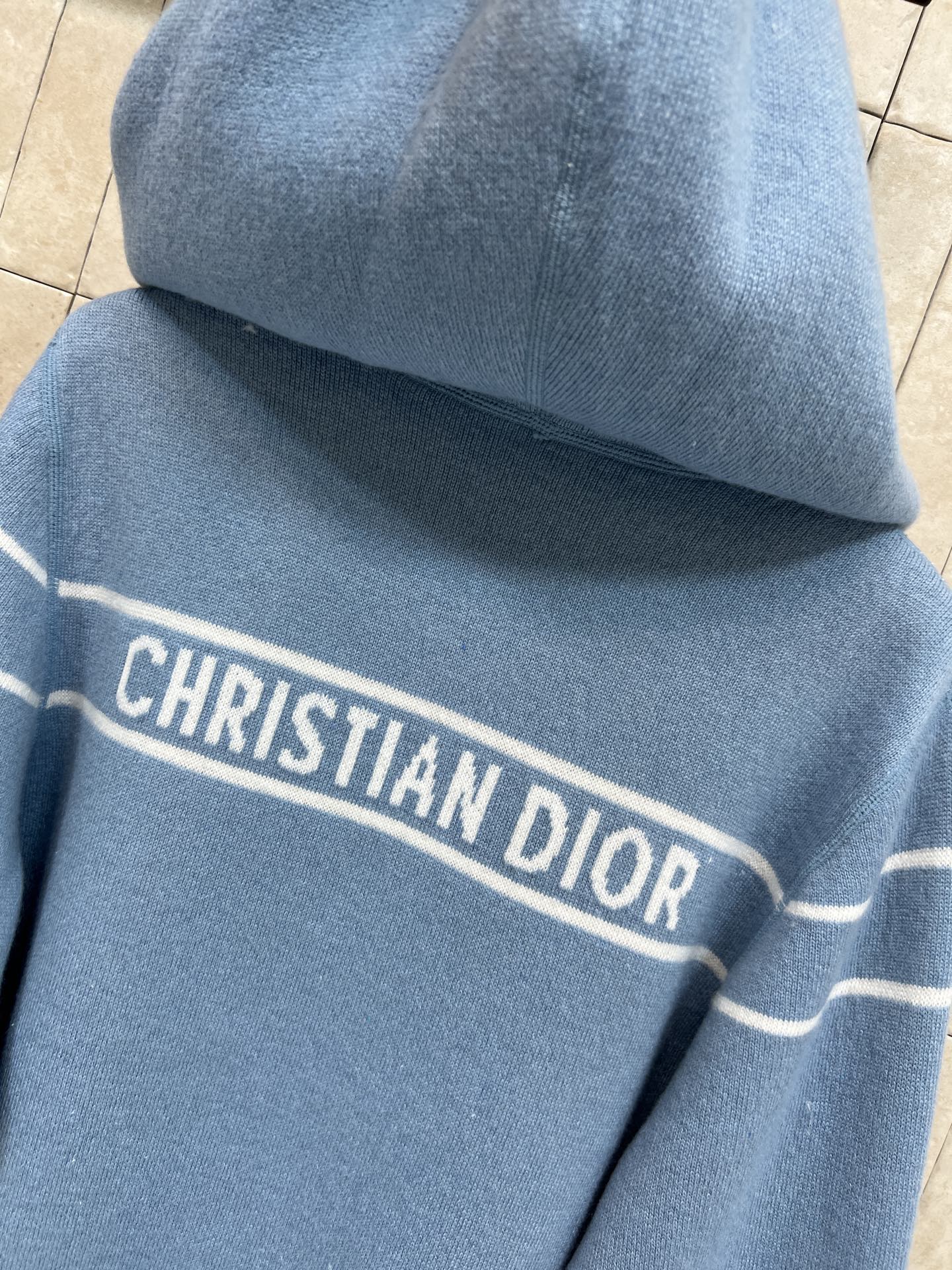 D家 25秋冬新款 双面穿羊绒连帽针织外套 经典字母图案老花+低饱和灰调 低调又高级！羊绒材质柔软保暖 