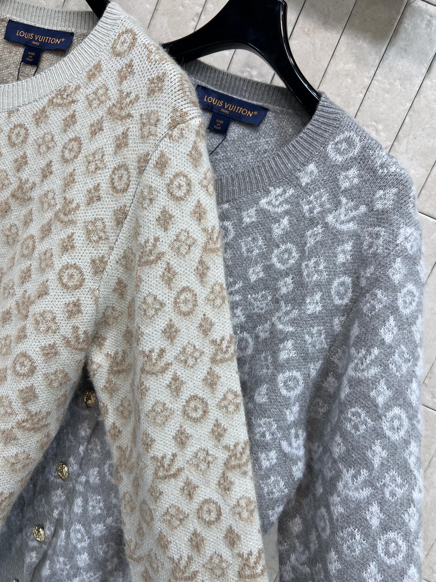 L家 25秋冬新款 老花羊毛针织开衫 经典Monogram图案+柔软羊毛绒材质 复古优雅又保暖！金属纽扣