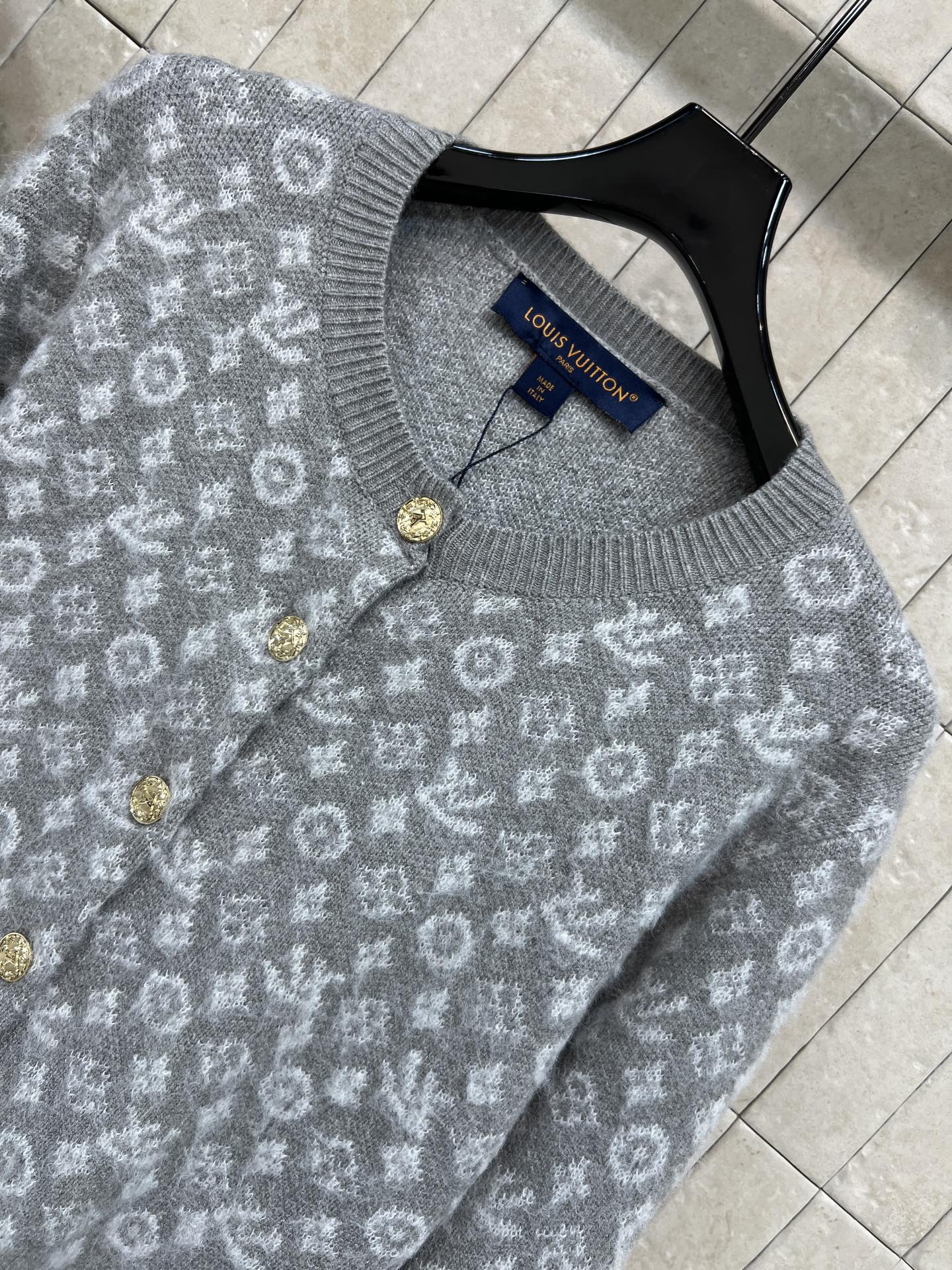 L家 25秋冬新款 老花羊毛针织开衫 经典Monogram图案+柔软羊毛绒材质 复古优雅又保暖！金属纽扣