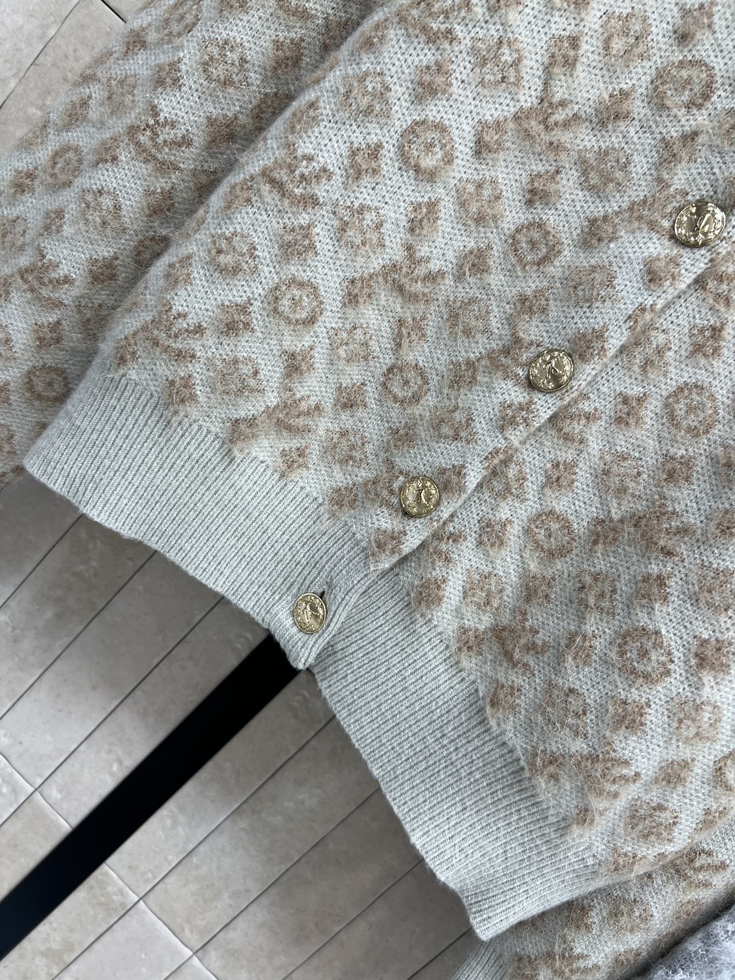 L家 25秋冬新款 老花羊毛针织开衫 经典Monogram图案+柔软羊毛绒材质 复古优雅又保暖！金属纽扣