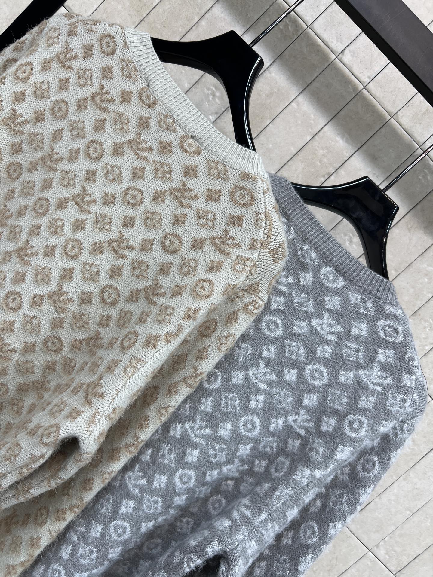 L家 25秋冬新款 老花羊毛针织开衫 经典Monogram图案+柔软羊毛绒材质 复古优雅又保暖！金属纽扣