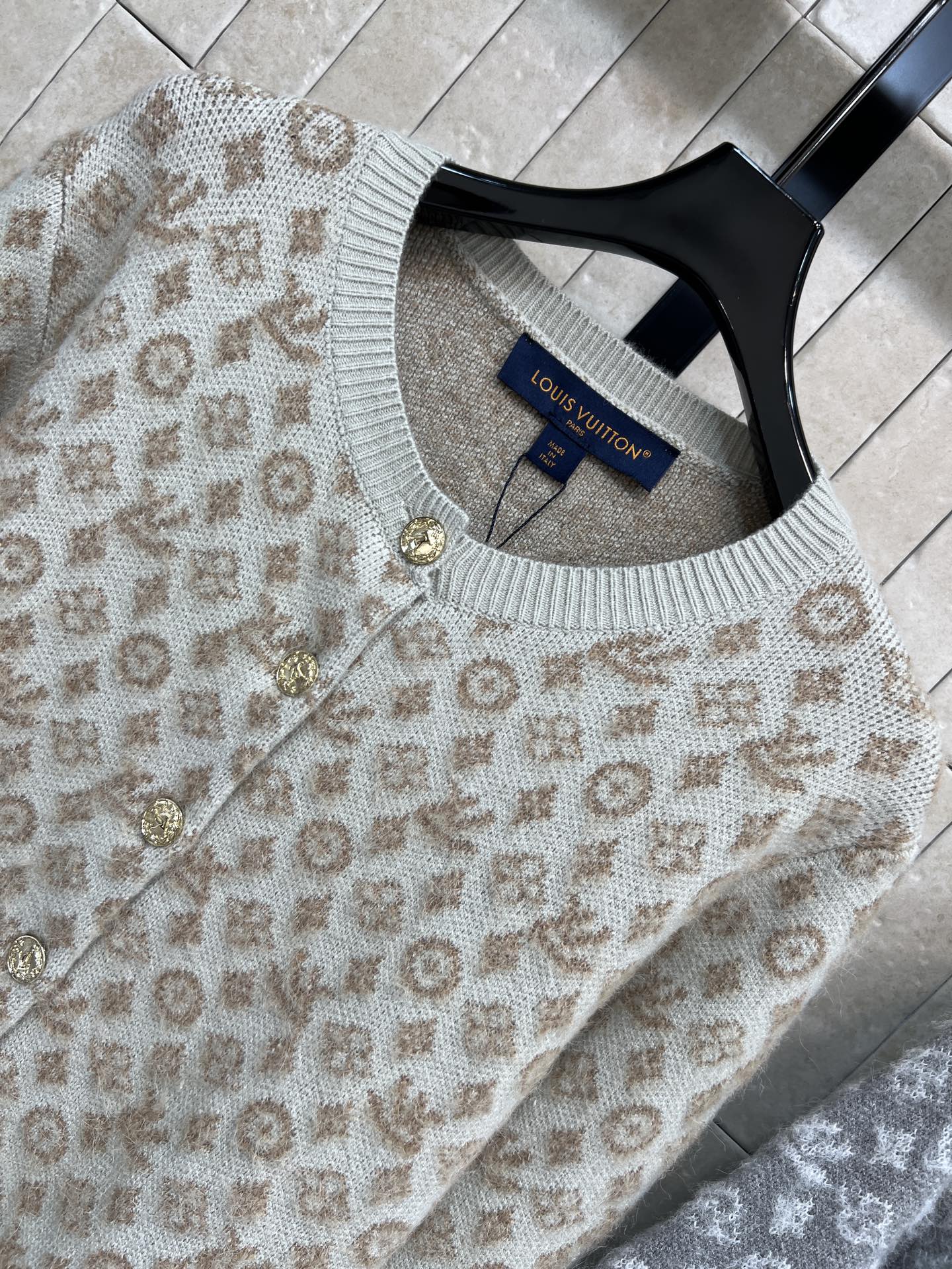 L家 25秋冬新款 老花羊毛针织开衫 经典Monogram图案+柔软羊毛绒材质 复古优雅又保暖！金属纽扣