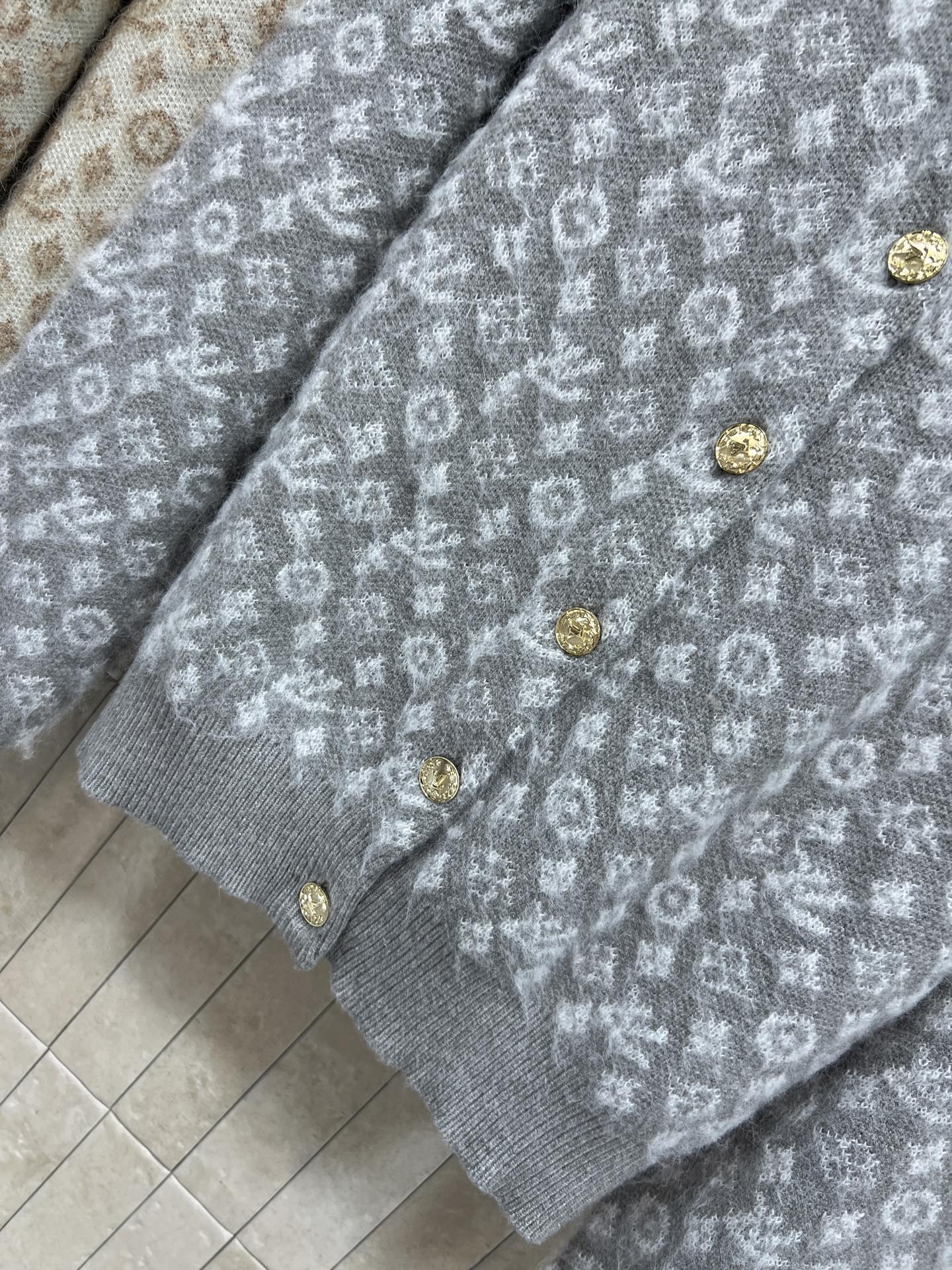 L家 25秋冬新款 老花羊毛针织开衫 经典Monogram图案+柔软羊毛绒材质 复古优雅又保暖！金属纽扣