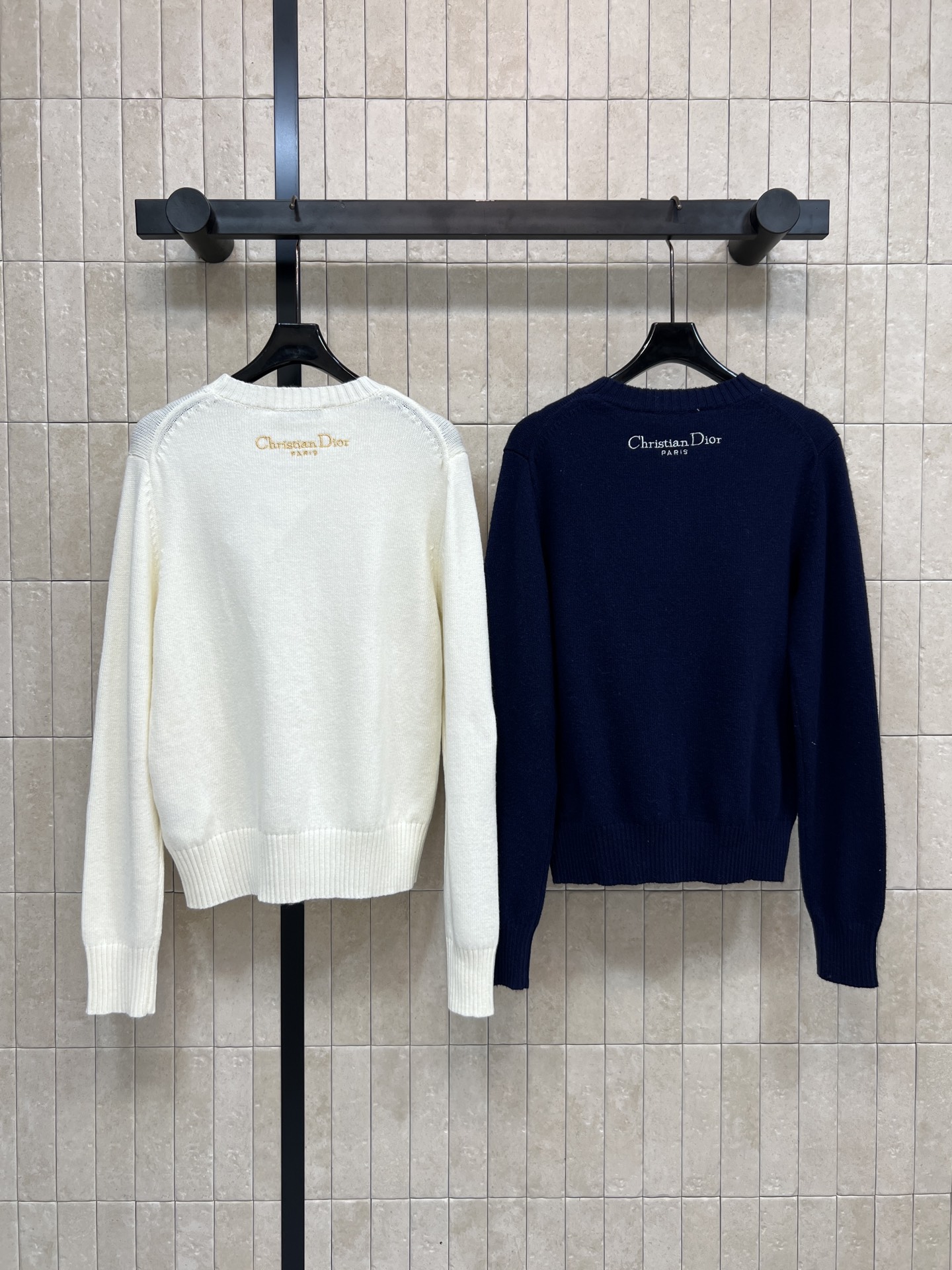 D家 25秋冬新款 城堡刺绣针织毛衣 选用柔软山羊绒 轻盈舒适，春秋季节超适合！金色城堡刺绣 细节精致 