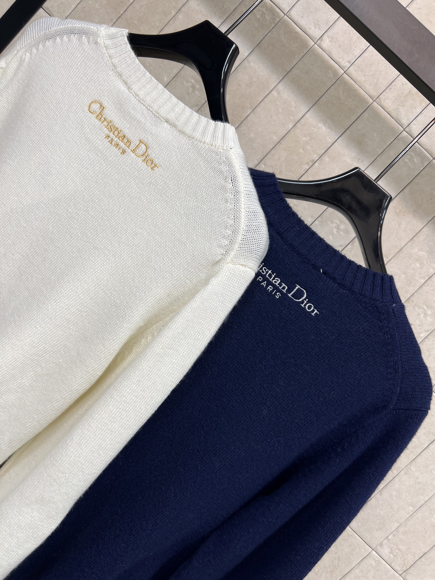 D家 25秋冬新款 城堡刺绣针织毛衣 选用柔软山羊绒 轻盈舒适，春秋季节超适合！金色城堡刺绣 细节精致 