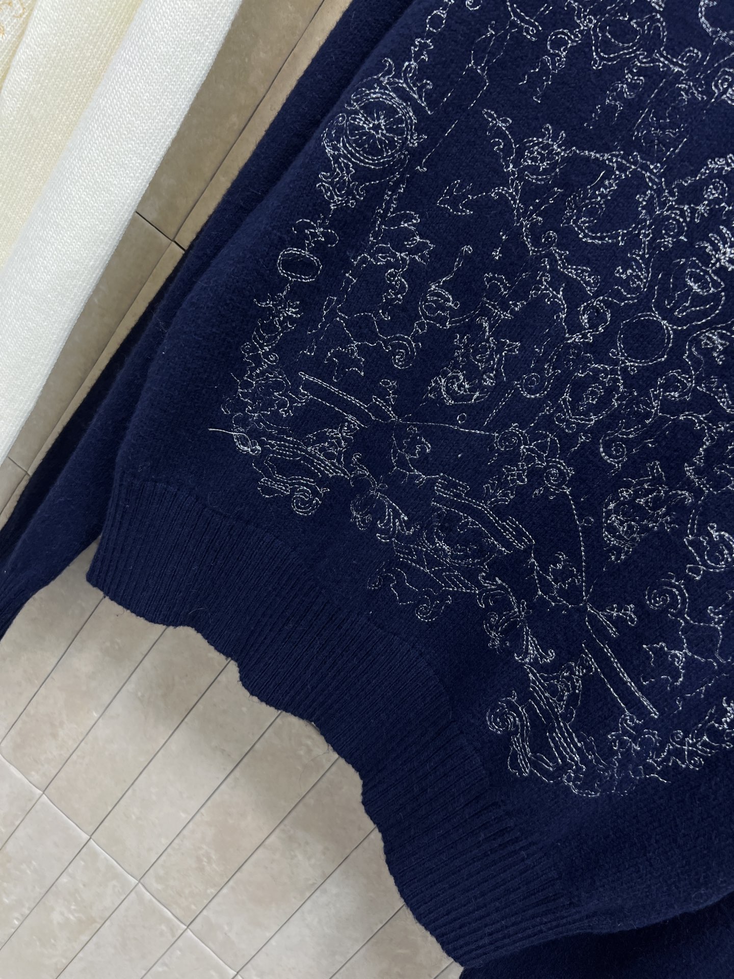 D家 25秋冬新款 城堡刺绣针织毛衣 选用柔软山羊绒 轻盈舒适，春秋季节超适合！金色城堡刺绣 细节精致 