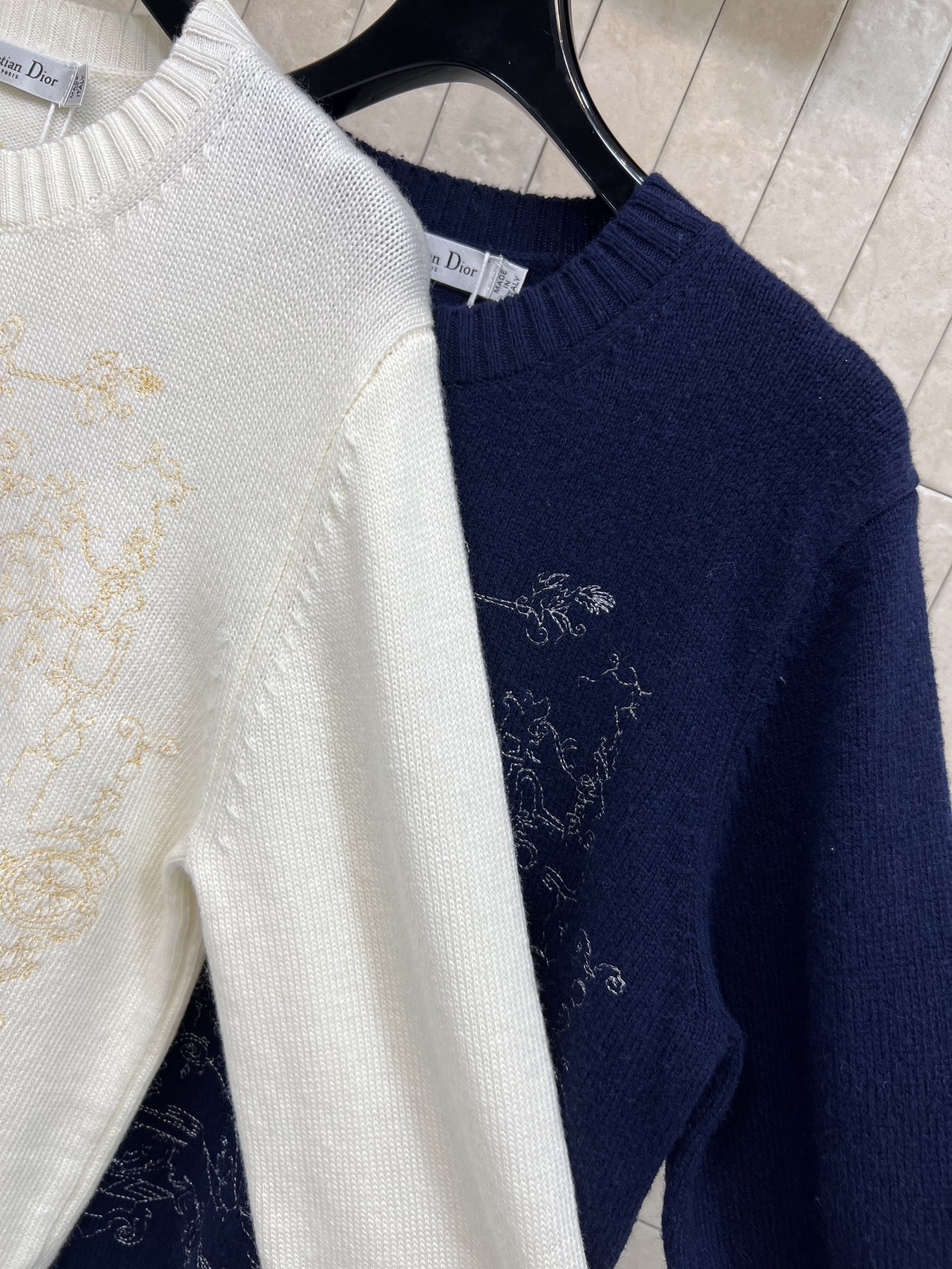 D家 25秋冬新款 城堡刺绣针织毛衣 选用柔软山羊绒 轻盈舒适，春秋季节超适合！金色城堡刺绣 细节精致 