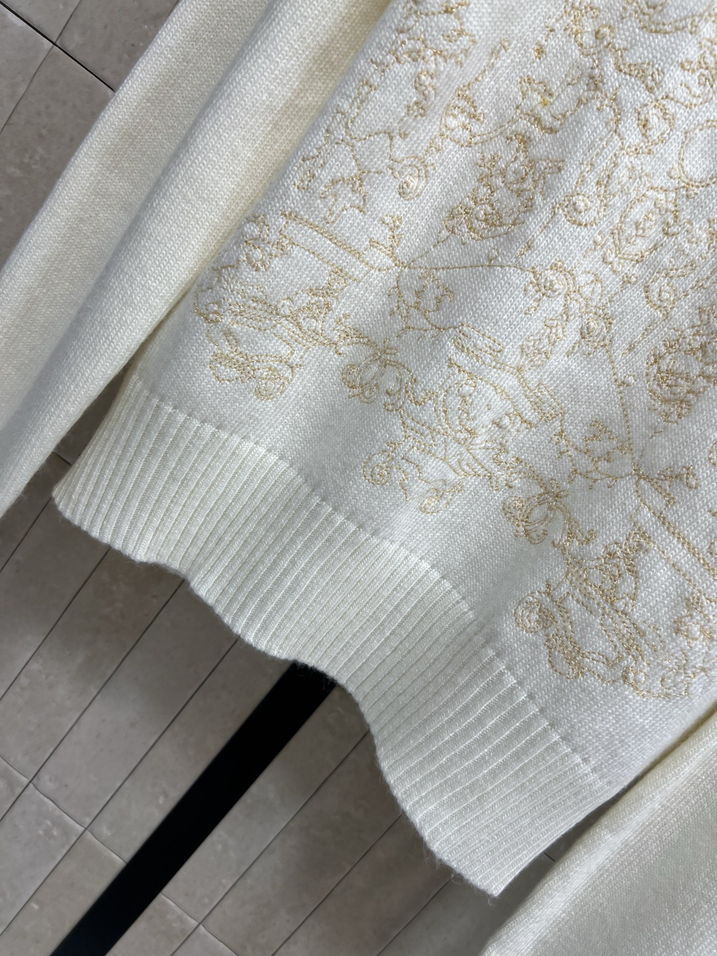 D家 25秋冬新款 城堡刺绣针织毛衣 选用柔软山羊绒 轻盈舒适，春秋季节超适合！金色城堡刺绣 细节精致 