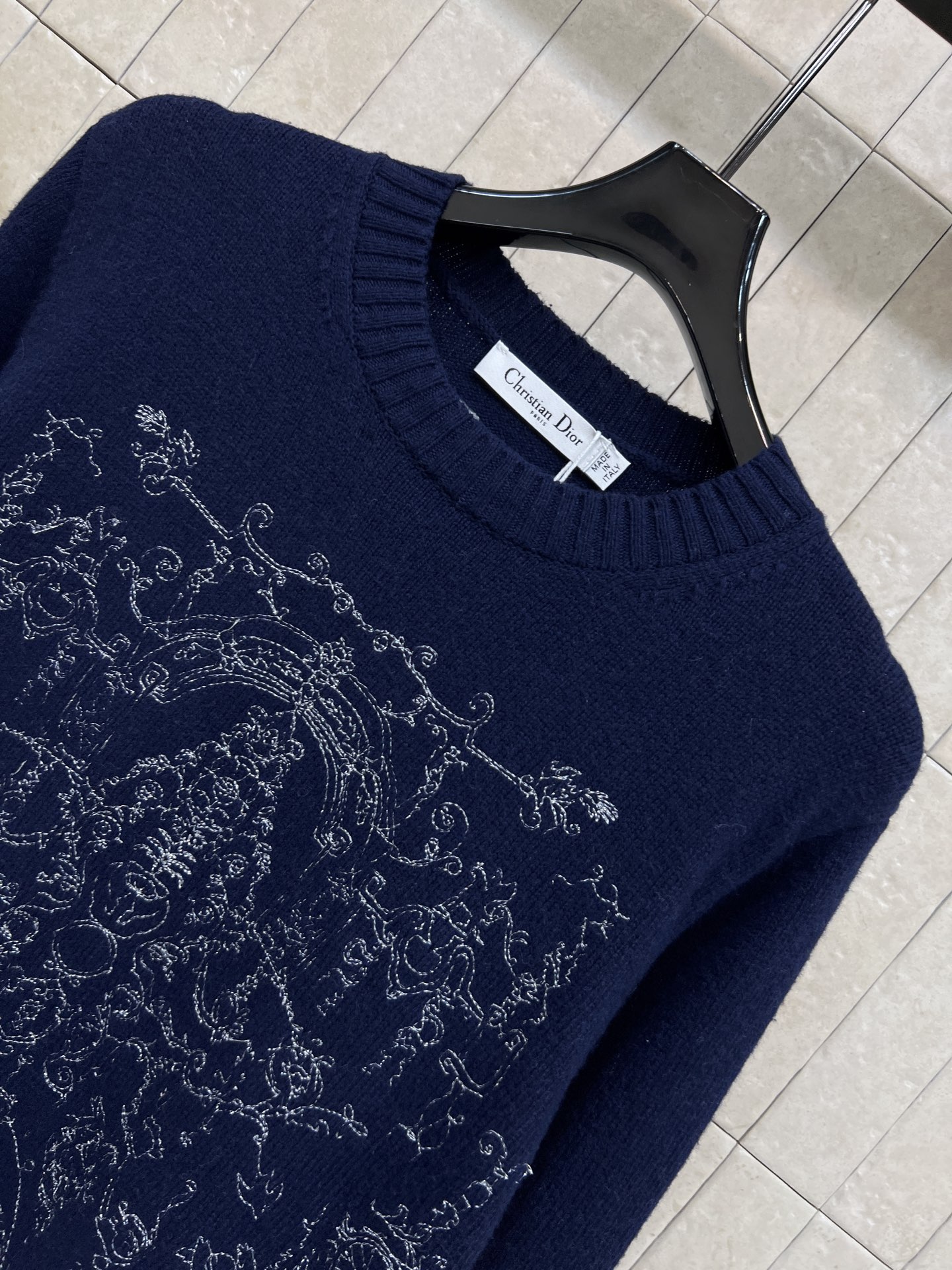 D家 25秋冬新款 城堡刺绣针织毛衣 选用柔软山羊绒 轻盈舒适，春秋季节超适合！金色城堡刺绣 细节精致 