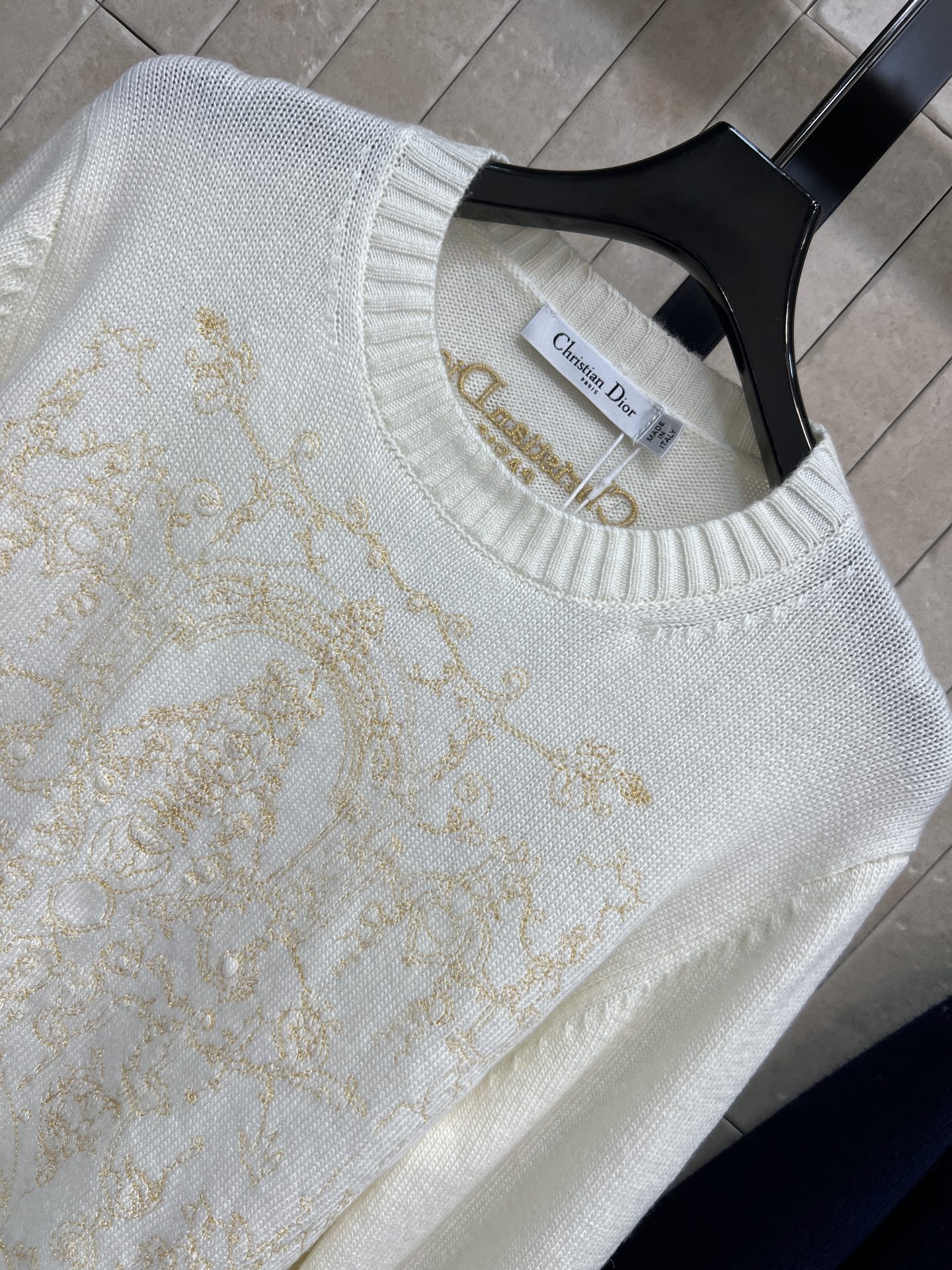 D家 25秋冬新款 城堡刺绣针织毛衣 选用柔软山羊绒 轻盈舒适，春秋季节超适合！金色城堡刺绣 细节精致 