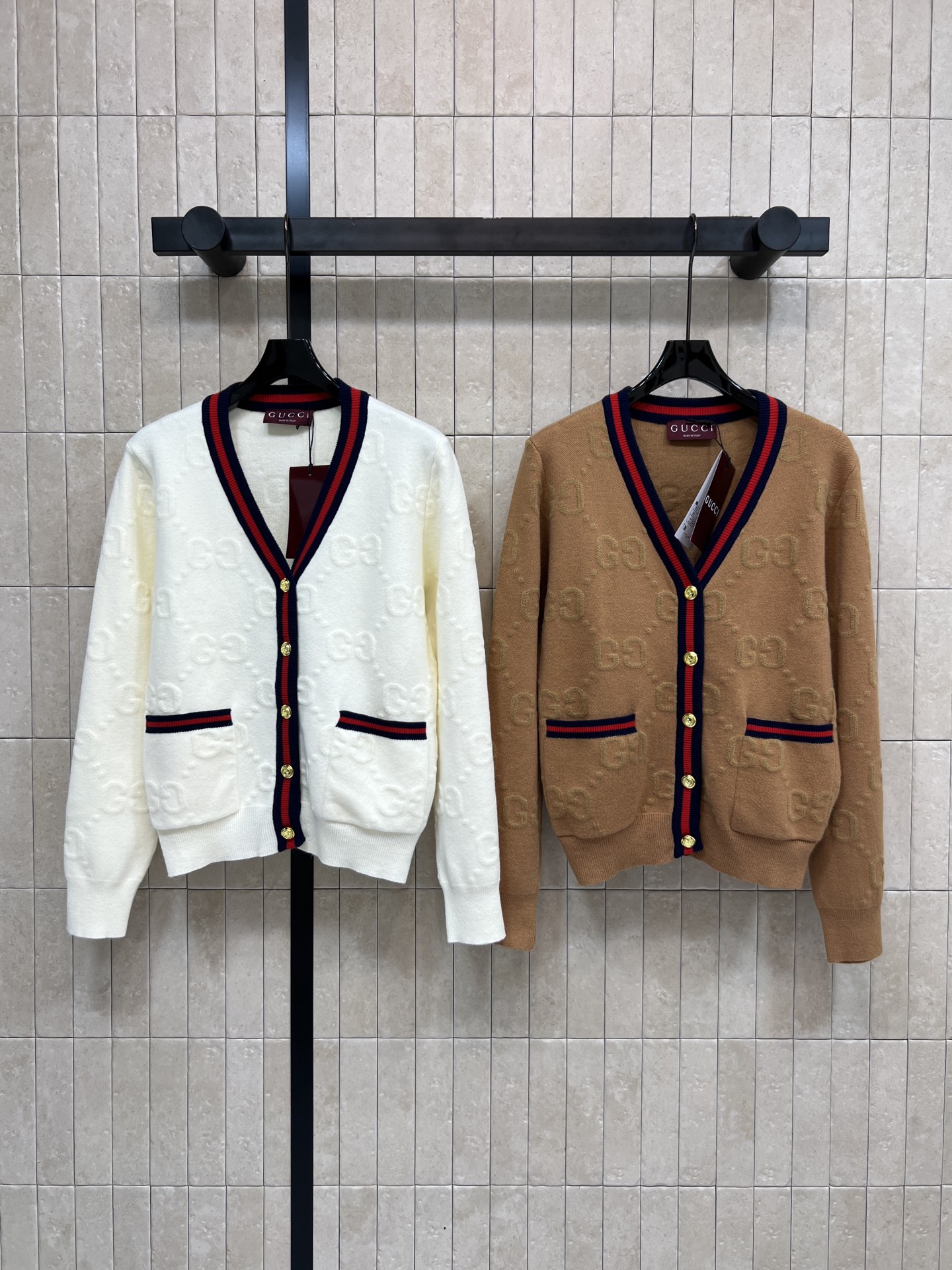 NO:589889,G Home 25 new autumn and winter double G jacquard knitted cardigan, classic double G pattern + red and green webbing, full of brand sense!  High-quality wool blend, soft and warm, perfect for autumn and winter ~ V-neck + metal buttons, exquisite details, placket pockets are practical and beautiful, available in off-white and brown, versatile T-shirts, shirts, dresses, suitable for both commuting and casual wear, a must-have wardrobe item!  Two colors and three codes SML,,gucci,skirts,shirts,tees,t-shirt,alexander wang19860909G家 25秋冬新款 双G提花针织开衫 经典双G图案+红绿织带 品牌感满满！高品质羊毛混纺 柔软又保暖 秋冬穿超合适~V领+金属纽扣 细节精致 门襟口袋实用又好看 米白和棕色可选 百搭T恤、衬衫、连衣裙都OK 通勤休闲都能穿出优雅气质 衣橱必备单品！两色三码SML,,gucci,skirts,shirts,tees，t-shirt,alexander wang,Women's clothing