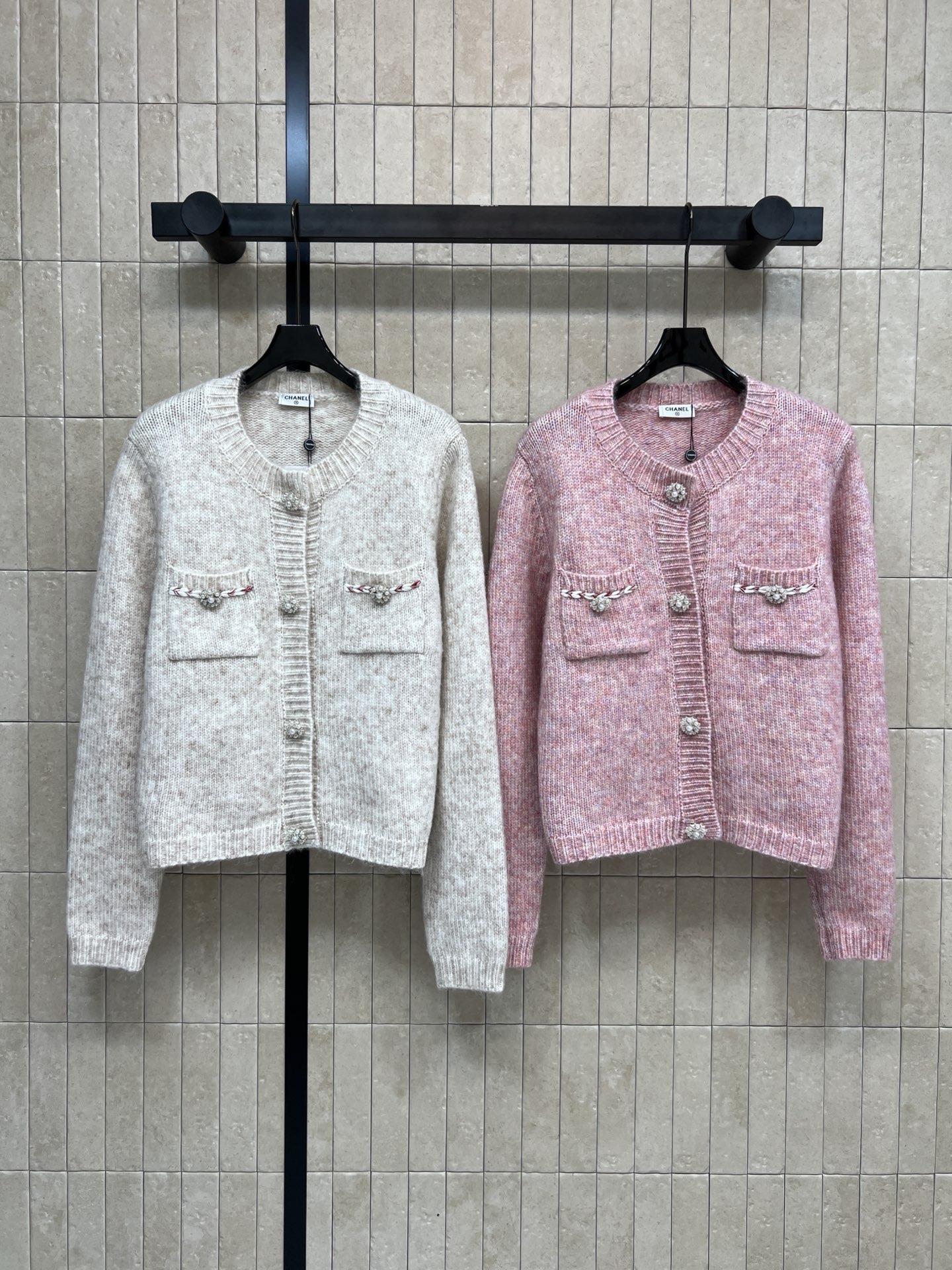 NO:589901,Xiaoxiangjia 25 new autumn and winter style Xiaoxiangfeng knitted sweater jacket, soft material and super comfortable, just perfect for autumn and winter!  The loose and short design looks great with high-waisted pants or skirts. It shows off your body proportions. It has exquisite diamond buttons and mixed color elements. It is full of layers. It has a light and luxurious atmosphere. The cream color scheme is gentle and versatile. It can be worn for commuting and dating. It is practical and fashionable. It is a must-have item for autumn and winter wardrobes!  Two colors and three codes SML,,chanel,skirts,jackets & coats,sweaters,alexander wang19860909小香家 25秋冬新款 小香风针织毛衣外套 柔软材质超舒适 秋冬穿刚刚好！宽松短款设计 搭配高腰裤或裙子都很出彩 显身材比例多 精致钻扣+混色元素 层次感满满 轻奢氛围拉满、 奶油风配色温柔百搭 通勤约会都能穿 实用又时髦 秋冬衣橱必备单品！两色三码SML,,chanel,skirts,jackets & coats,sweaters,alexander wang,Women's clothing