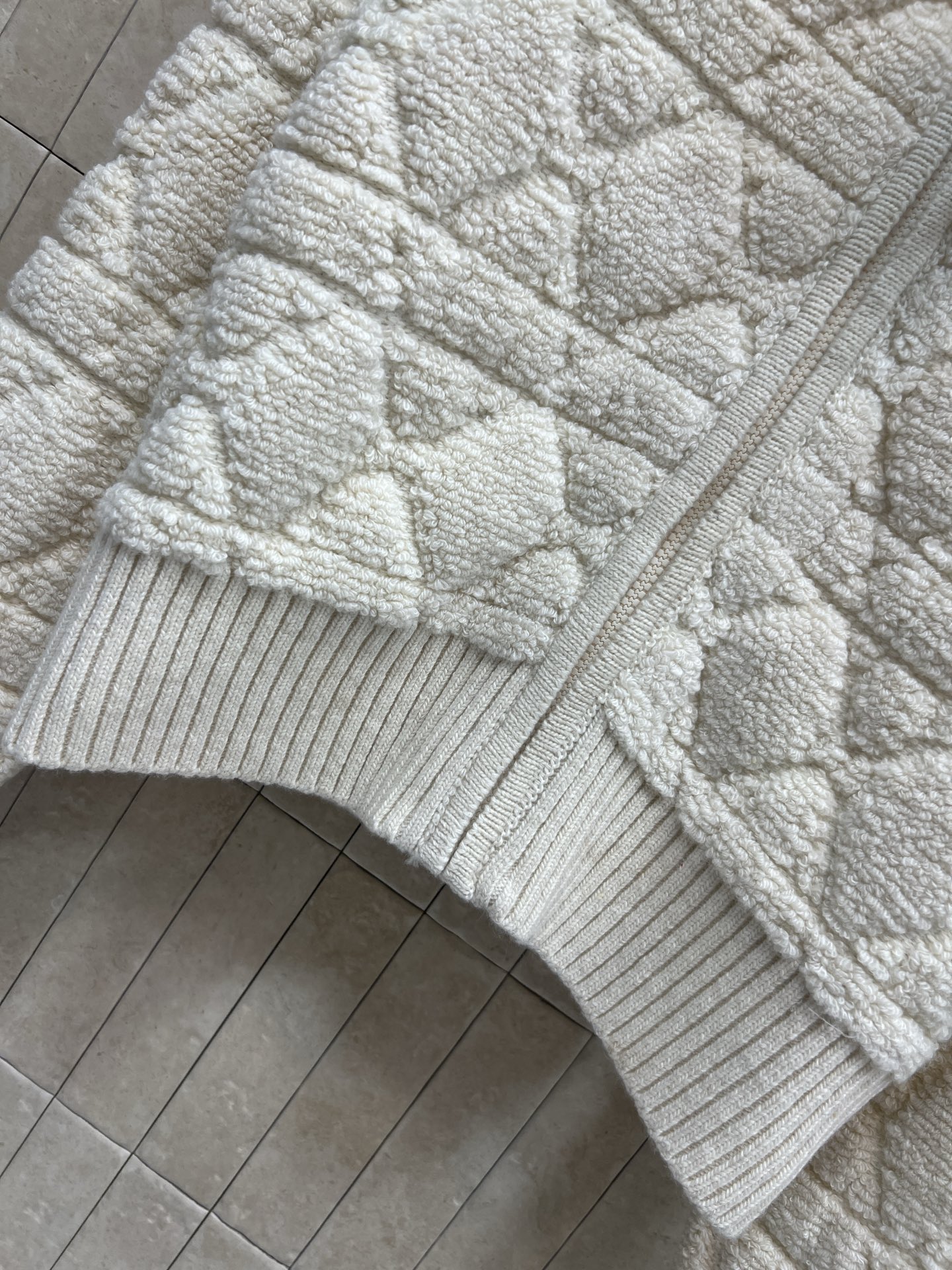 D家 25秋冬新款 格纹针织开衫 羊毛混纺材质 柔软又保暖 秋冬穿超合适！格纹+立领拉链设计 优雅又实用