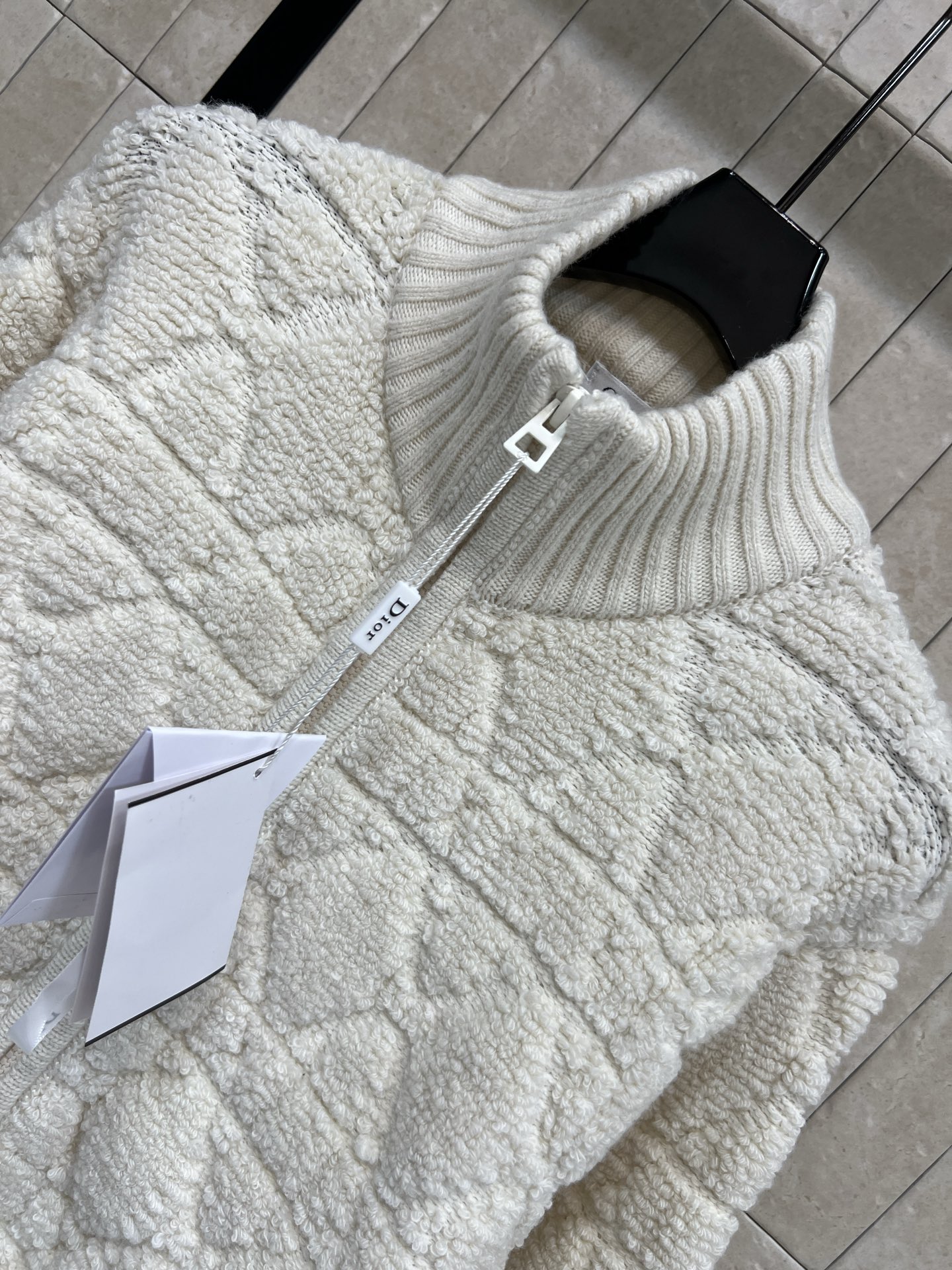 D家 25秋冬新款 格纹针织开衫 羊毛混纺材质 柔软又保暖 秋冬穿超合适！格纹+立领拉链设计 优雅又实用