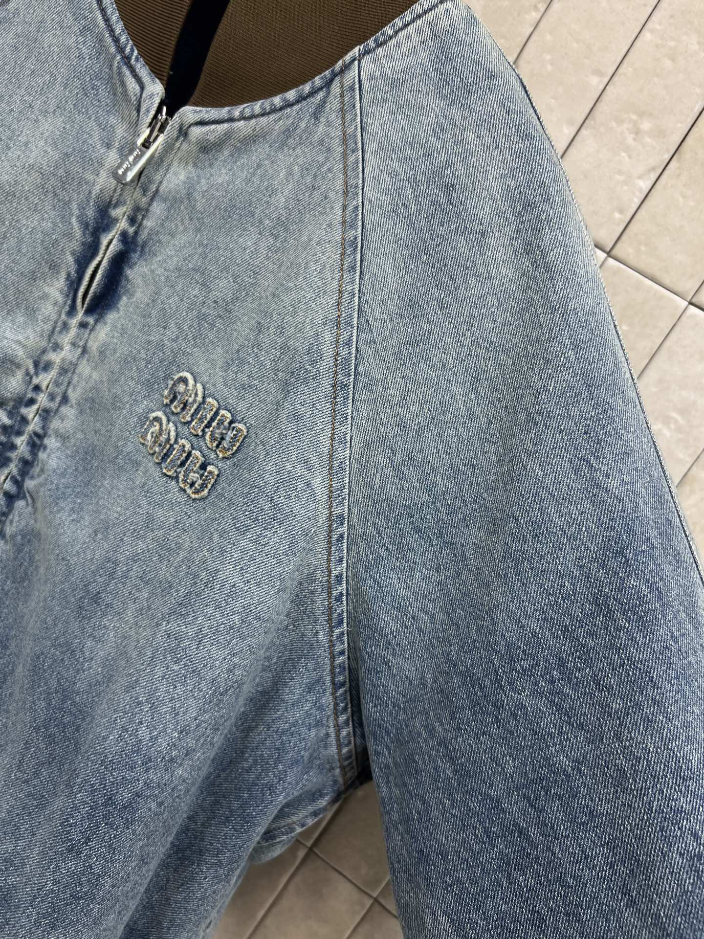 MIU家 25秋冬新款 牛仔飞行员夹克 浅蓝水洗牛仔布+深棕螺纹拼接 复古又休闲！秋冬保暖无压力 胸前品