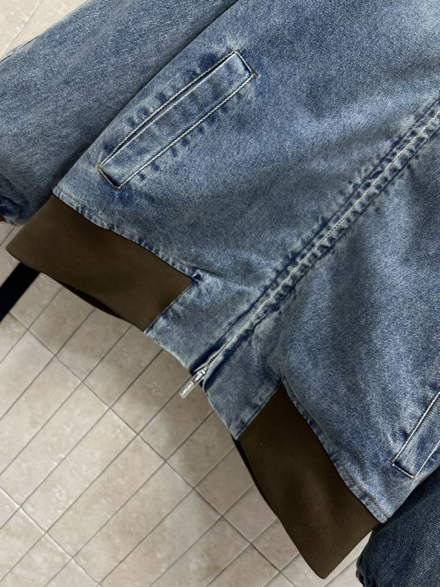 MIU家 25秋冬新款 牛仔飞行员夹克 浅蓝水洗牛仔布+深棕螺纹拼接 复古又休闲！秋冬保暖无压力 胸前品