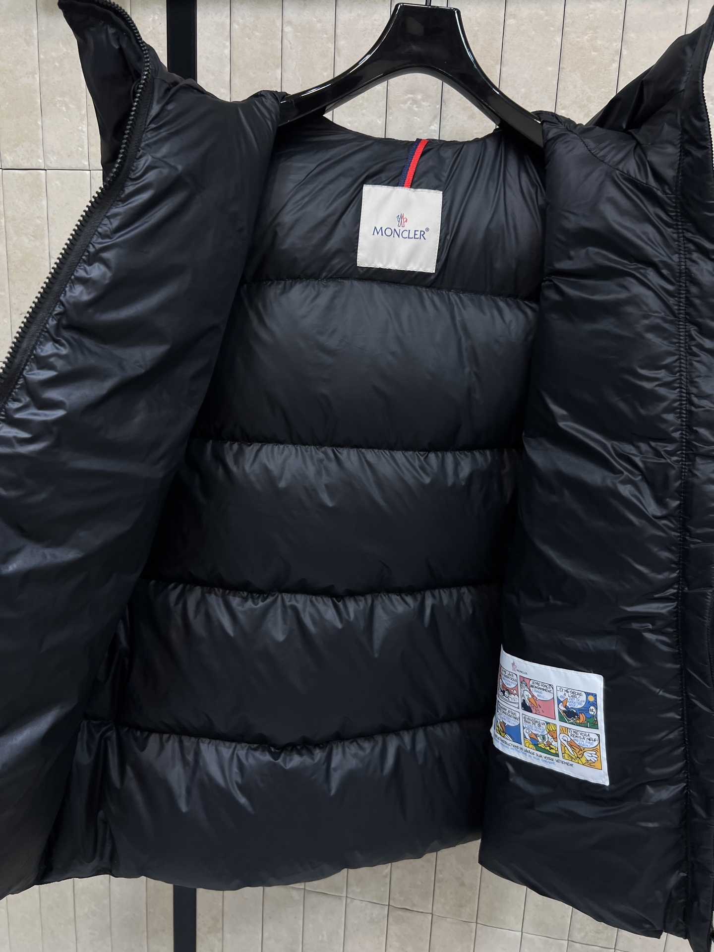 M家 25秋冬新款 黑色连帽羽绒服 国标90鹅绒 保暖力满分，轻盈又蓬松！外层科技聚酯纤维 防水防污 日