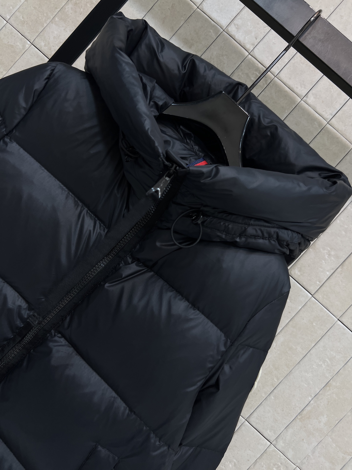 M家 25秋冬新款 黑色连帽羽绒服 国标90鹅绒 保暖力满分，轻盈又蓬松！外层科技聚酯纤维 防水防污 日